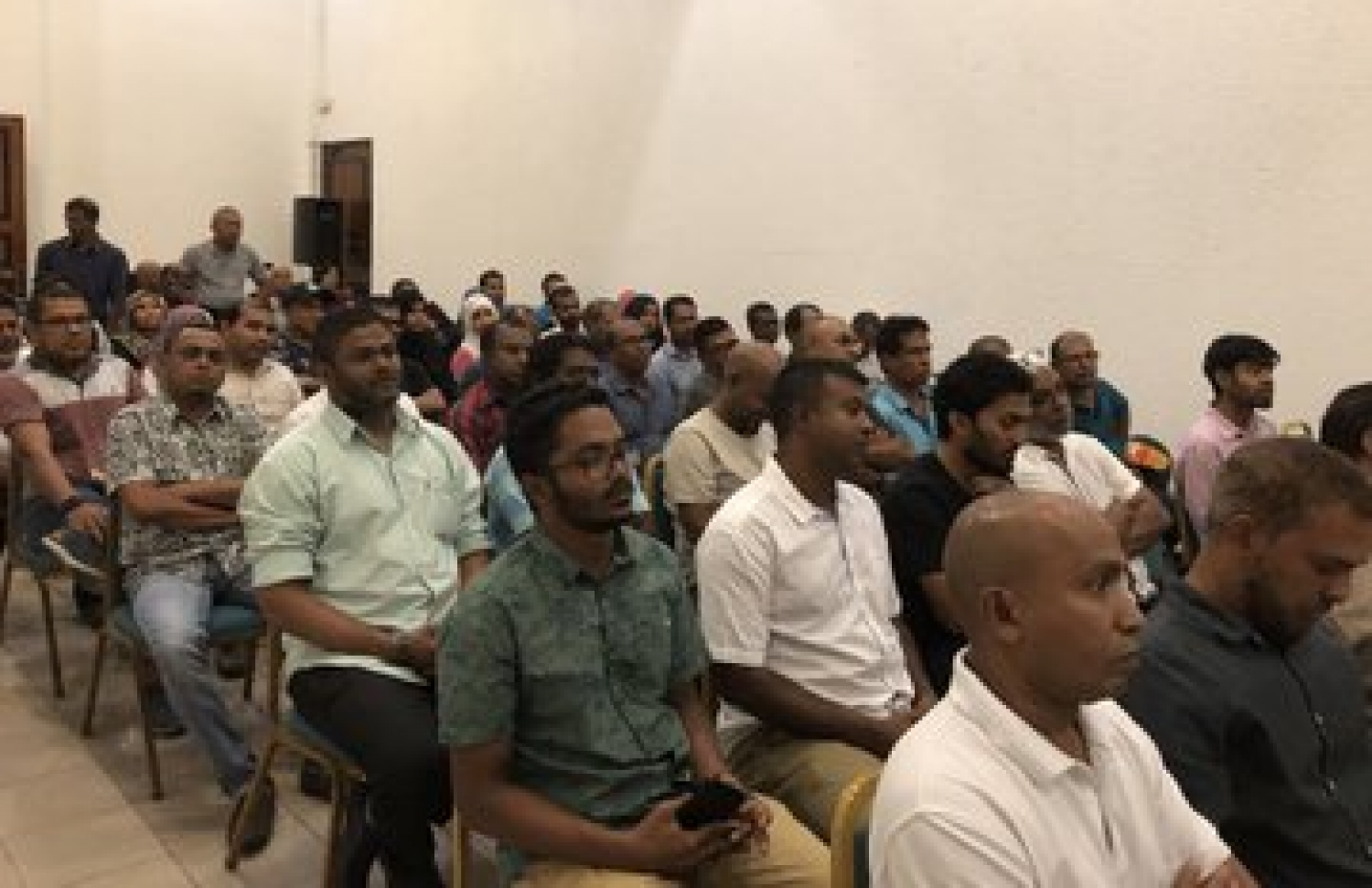 މާލޭގައި ދިރިއުޅޭ އައްޑޫގެ ރައްޔިތުންނަށް ބޭއްވި ބައްދަލުވުމުން. -- ފޮޓޯ/ ސޯޝަލް މީޑިއާ