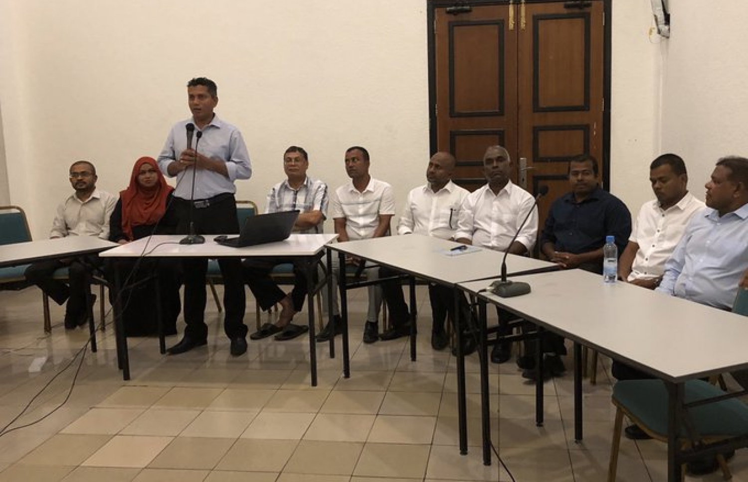 މާލޭގައި ދިރިއުޅޭ އައްޑޫގެ ރައްޔިތުންނަށް ބޭއްވި ބައްދަލުވުމުގައި މޭޔަރު ސޯބެ ވާހަކަ ދައްކަވަނީ. --ފޮޓޯ/ސޯޝަލްމީޑިއާ