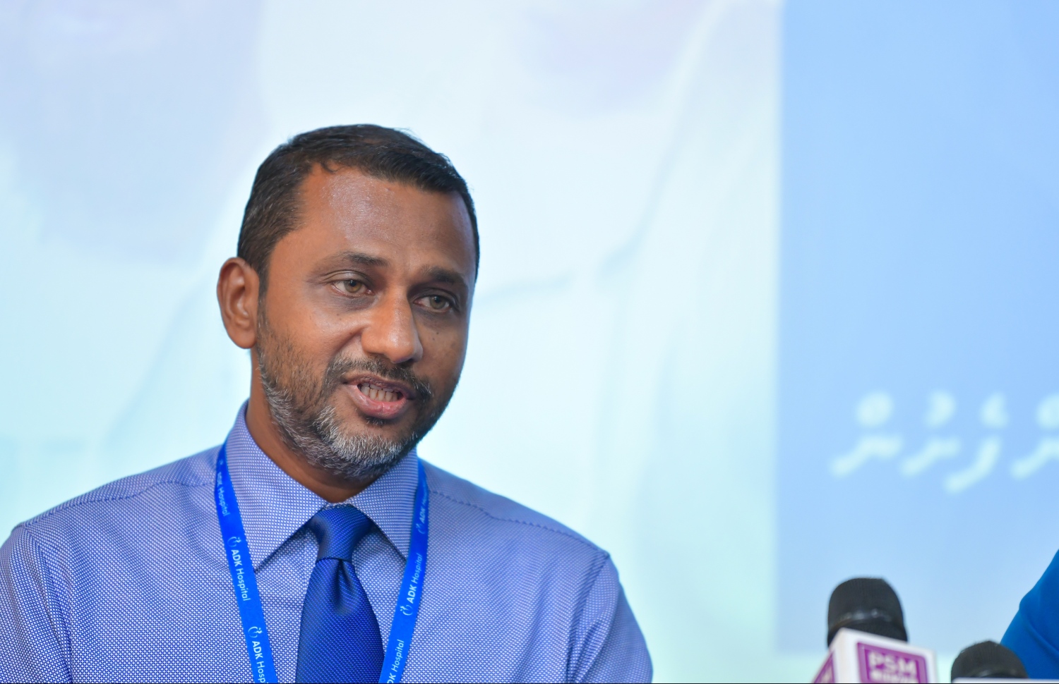 އޭޑީކޭ ހޮސްޕިޓަލުގައި މިއަދު ބޭއްވި ނޫސްވެރިންގެ ބައްދަލުވުމުގައި، އެ ހޮސްޕިޓަލްގެ މެނޭޖިން ޑިރެކްޓަރު އަފްއާލް ވާހަކަދައްކަވަނީ.-- ފޮޓޯ: ހުސެއިން ވަހީދު/ މިހާރު