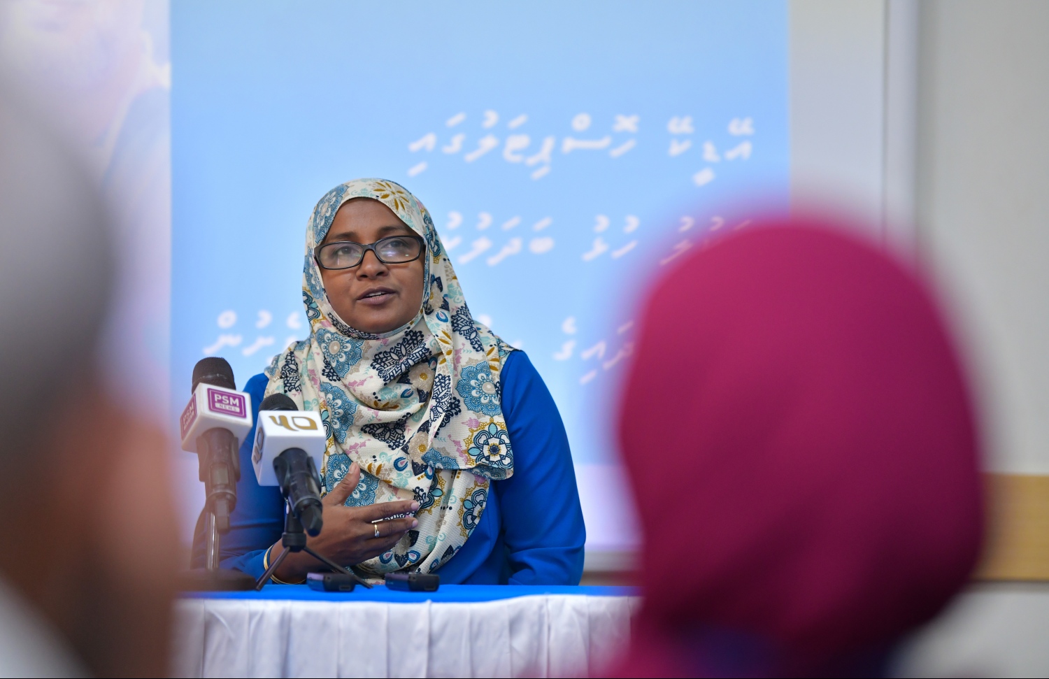 އޭޑީކޭ ހޮސްޕިޓަލުގައި މިއަދު ބޭއްވި ނޫސްވެރިންގެ ބައްދަލުވުމުގައި އާސަންދައިގެ މެނޭޖިން ޑިރެކްޓަރު މަރިޔަމް ޝަފީގް ވާހަކަދައްކަވަނީ-- ފޮޓޯ: ހުސެއިން ވަހީދު/ މިހާރު