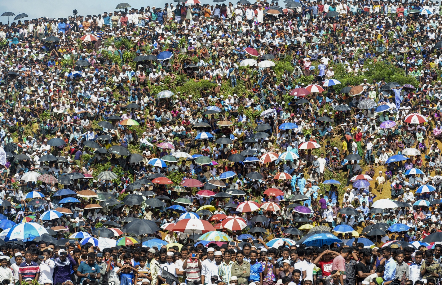 ކޮކްސް ބާޒާރު: އޮގަސްޓް 25، 2019: މިއަންމާގެ ރޮހިންޖާ މުސްލިމުން ބަންގްލަދޭޝްގައި މިއަދު ބޭއްވި ބޮޑު އެއްވުން: މި އެއްވުމުގައި ދެ ލައްކަ މީހުން ބައިވެރިވި. --ފޮޓޯ:އޭއެފްޕީ