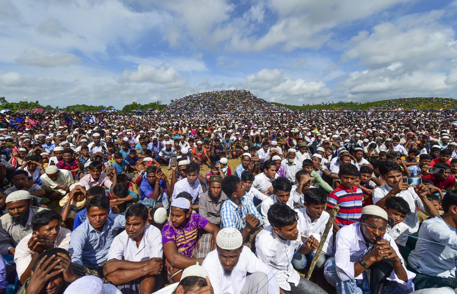 ކޮކްސް ބާޒާރު: އޮގަސްޓް 25، 2019: މިއަންމާގެ ރޮހިންޖާ މުސްލިމުން ބަންގްލަދޭޝްގައި މިއަދު ބޭއްވި ބޮޑު އެއްވުން: މި އެއްވުމުގައި ދެ ލައްކަ މީހުން ބައިވެރިވި. --ފޮޓޯ:އޭއެފްޕީ