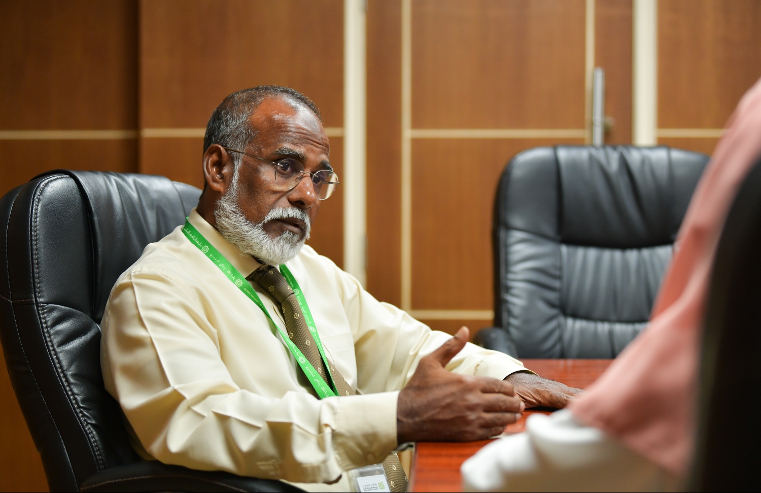 އައިޔޫއެމަށް މިދިޔަ ހަފުތާގައި އައްޔަންކުރެއްވި ވައއިސް ޗާންސެލަރު ޑރ. ޒަކަރިއްޔާ "މިހާރު" އަށް އިންޓަވިއު ދެއްވަނީ.-- ފޮޓޯ: ހުސެއިން ވަހީދު/ މިހާރު