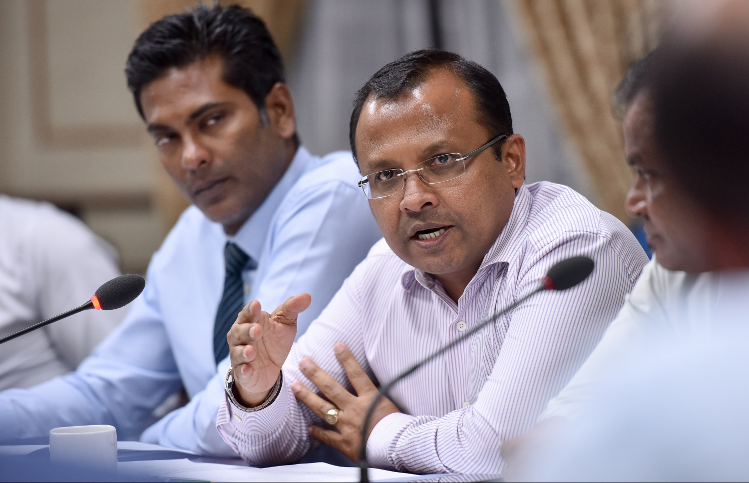 ރައްޔިތުންގެ މަޖިލީހުގެ ތިމަރަފުށީ ދާއިރާގެ މެމްބަރު އަބްދުﷲ ރިޔާޒް ކޮމިޓީ ބައްްދަލުވުމެއްގައި. ފުލުހުންގެ ބިލްގައި ހައްލު ހޯދަން ޖެހޭ ކަންބޮޑުވުން ހުރި ކަން ފާހަގަކުރެއްވި. ފައިލް ފޮޓޯ/މިހާރު