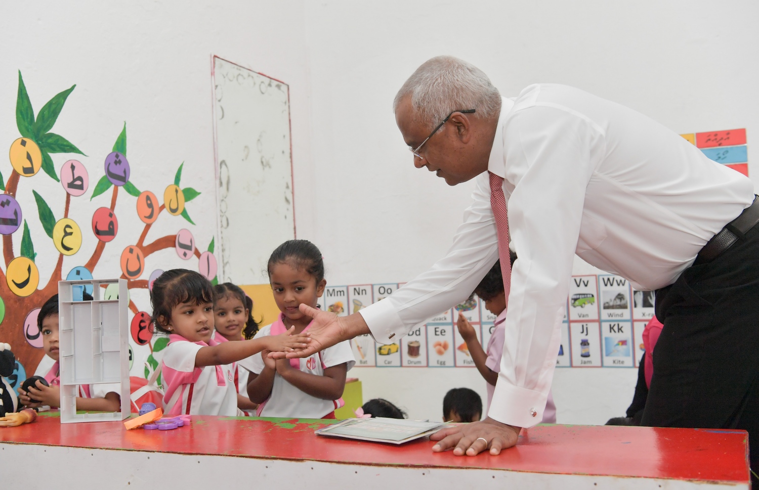 މާފަންނު މަދަރުސާގެ ކުދިންނާ ރައީސް އިއްޔެ ސަލާމްކުރައްވަނީ-- ފޮޓޯ: ރައީސް އޮފީސް