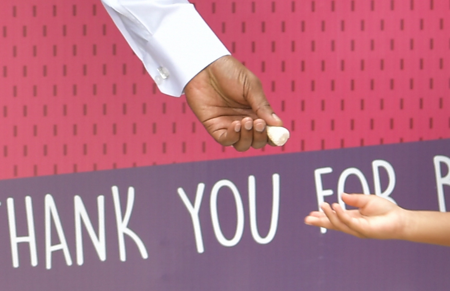 މާފަންނު މަދަރުސާއަށް ރައީސް އިބްރާހިމް މުހައްމަދު ސޯލިހު އިއްޔެ ވަޑައިގަތުމުން، އެ ސްކޫލުގެ ދަރިވަރަކު ރައީސަށް ބޮއްޔެއް ހަދިޔާކުރަނީ- ފޮޓޯ: ރައީސް އޮފީސް