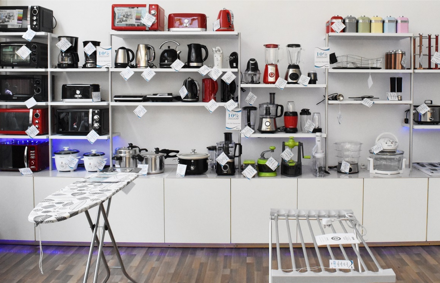 އަލޯރާގައި ވިއްކާ ހޯމް އެޕްލަޔަންސްގެ ބައެއް ސާމާނު--ފޮޓޯ:އަލޯރާ ޕޭން ހޯމް