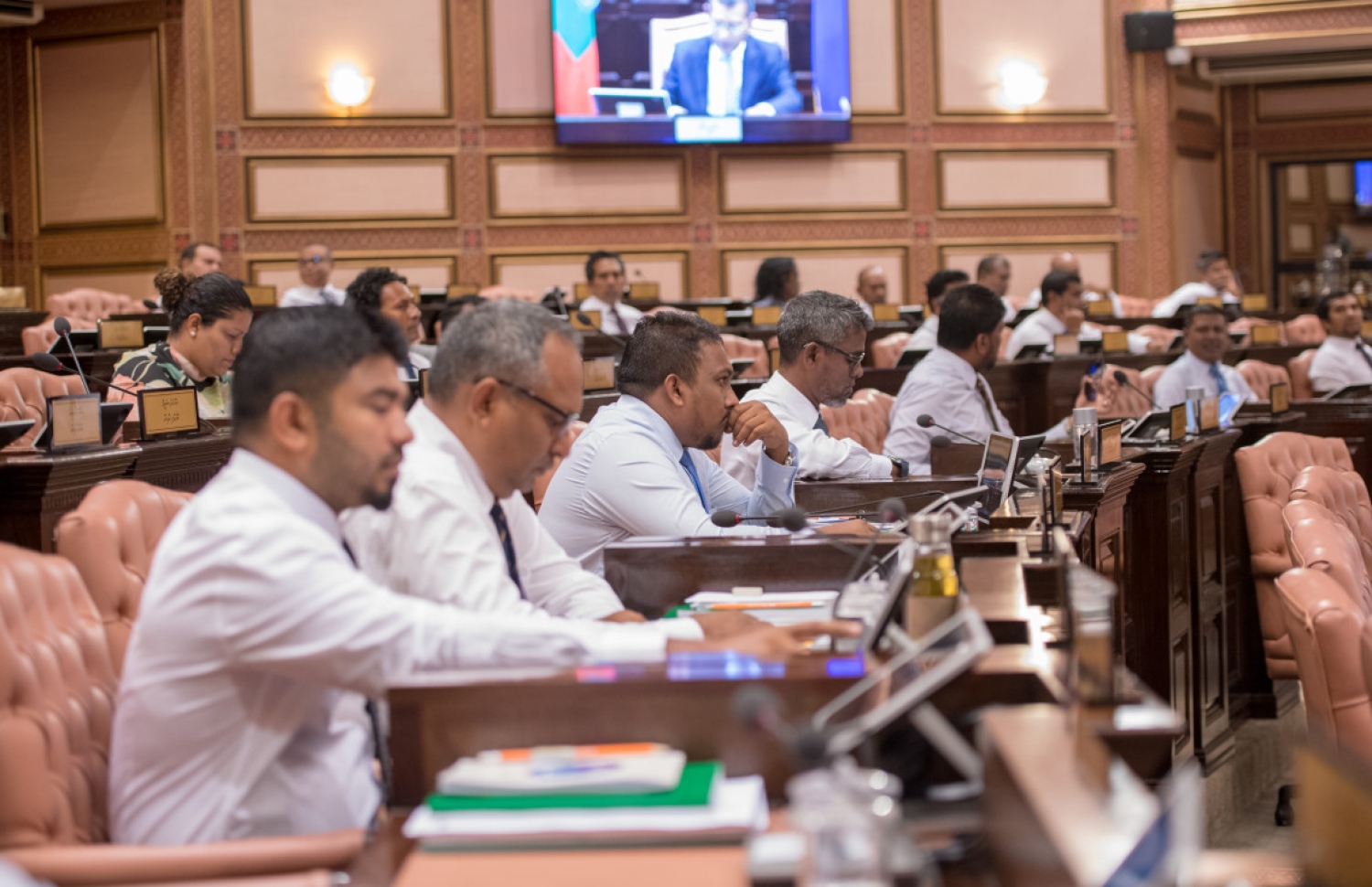 ރައްޔިތުންގެ މަޖިލިހުގެ ޖަލްސާއެއްގައި މެމްބަރުން ބައިވެރިވެވަޑައިގަންނަވަނީ. --- ފޮޓޯ: މަޖިލިސް