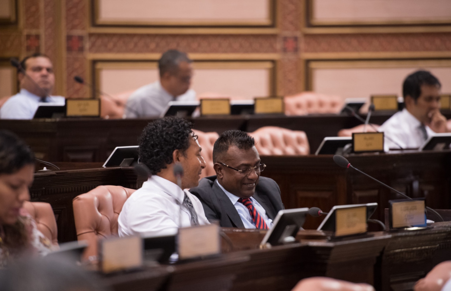 ރައްޔިތުންގެ މަޖިލިހުގެ ޖަލްސާއެއްގައި ކާށިދޫ ދާއިރާގެ މެމްބަރު އަބްދުﷲ ޖާބިރާއި ކުރެންދޫ ދާއިރާގެ މެމްބަރު އަބްދުލްޣަނީ ވާހަކަ ދައްކަވަނީ. --- ފޮޓޯ: މަޖިލިސް