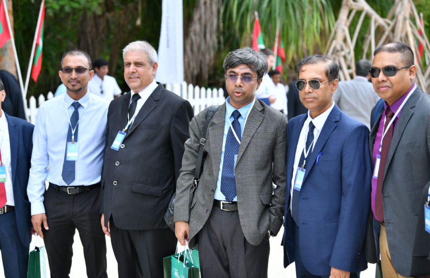 އއ. އުކުޅަސް: އޮގަސްޓްް 26، 2019: އިނގިރޭސިވިލާތުގެ ބްރެޑްފޯޑް ޔުނިވާސިޓީން އިންތިޒާމްކޮށްގެން އއ. އުކުޅަހުގައި ބާއްވާ ސައިންސްވެރިންގެ ބައިނަލްއަގުވާމީ ކޮންފަރެންސާއި އުގައިލް ފައުންޑޭޝަނުން ބާއްވާ ޓެކްފެއާ ހުޅުވުމަށް ބޭއްވި ރަސްމިއްޔާތުގައި ބައިވެރިވެ ވަޑައިގަތުމަށް ސަރުކާރުގެ ބައެއް އިސްވެރިންނާއި ބޭރުގެ ބައެއް ފަރާތްތަކުން އުކުޅަހުގައި.-- ފޮޓޯ: ހުސެން ވަހީދު /މިހާރު