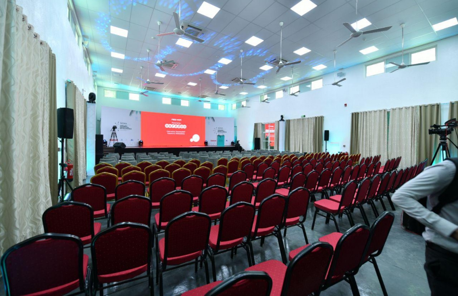 އއ. އުކުޅަސް: އޮގަސްޓްް 26، 2019: އިނގިރޭސިވިލާތުގެ ބްރެޑްފޯޑް ޔުނިވާސިޓީން އިންތިޒާމްކޮށްގެން އއ. އުކުޅަހުގައި ބާއްވާ ސައިންސްވެރިންގެ ބައިނަލްއަގުވާމީ ކޮންފަރެންސާއި އުގައިލް ފައުންޑޭޝަނުން ބާއްވާ ޓެކްފެއާ ހުޅުވުމަށް ބޭއްވި ރަސްމިއްޔާތަށް ކޮންވެންޝަން ސެންޓަރު ތައްޔާރުކޮށްފައި.-- ފޮޓޯ: ހުސެން ވަހީދު /މިހާރު