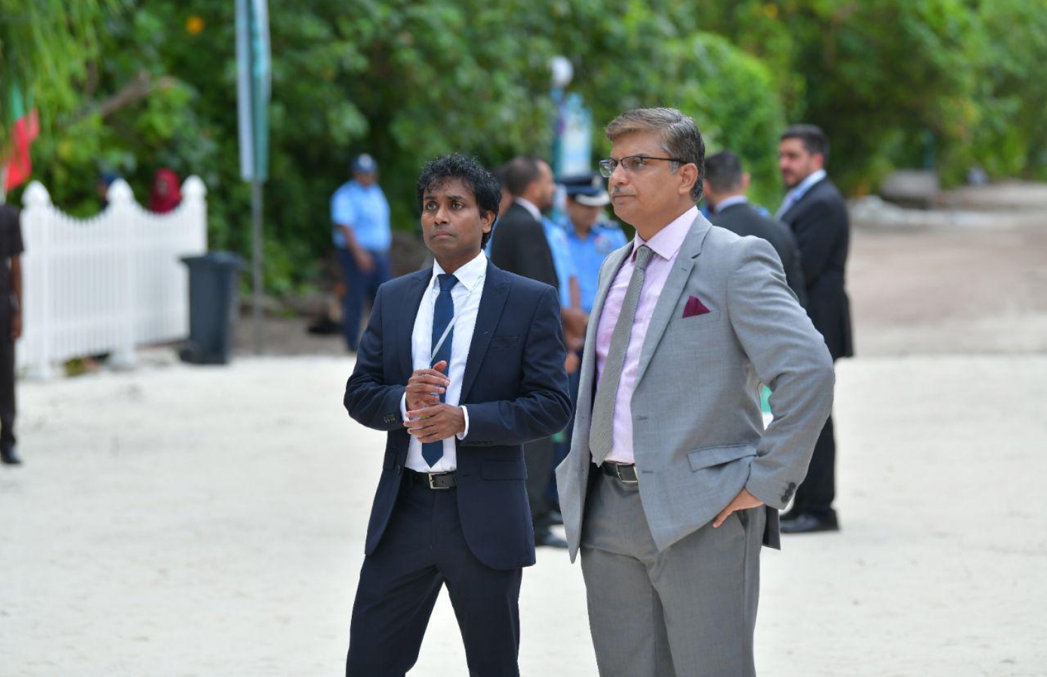 އއ. އުކުޅަސް: އޮގަސްޓްް 26، 2019: އިނގިރޭސިވިލާތުގެ ބްރެޑްފޯޑް ޔުނިވާސިޓީން އިންތިޒާމްކޮށްގެން އއ. އުކުޅަހުގައި ބާއްވާ ސައިންސްވެރިންގެ ބައިނަލްއަގުވާމީ ކޮންފަރެންސާއި އުގައިލް ފައުންޑޭޝަނުން ބާއްވާ ޓެކްފެއާ ހުޅުވުމަށް ބޭއްވި ރަސްމިއްޔާތުގައި ބައިވެރިވެ ވަޑައިގަތުމަށް ޕްރޮފެސަރު ހަސަން އުގައިލް އާއި ބޭރުގެ ބައެއް ފަރާތްތަކުން އުކުޅަހުގައި.-- ފޮޓޯ: ހުސެން ވަހީދު /މިހާރު