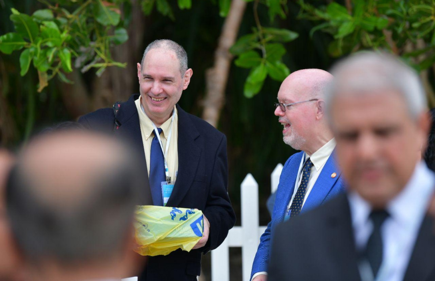 އއ. އުކުޅަސް: އޮގަސްޓްް 26، 2019: އިނގިރޭސިވިލާތުގެ ބްރެޑްފޯޑް ޔުނިވާސިޓީން އިންތިޒާމްކޮށްގެން އއ. އުކުޅަހުގައި ބާއްވާ ސައިންސްވެރިންގެ ބައިނަލްއަގުވާމީ ކޮންފަރެންސާއި އުގައިލް ފައުންޑޭޝަނުން ބާއްވާ ޓެކްފެއާ ހުޅުވުމަށް ބޭއްވި ރަސްމިއްޔާތުގައި ބައިވެރިވެ ވަޑައިގަތުމަށް ސަރުކާރުގެ ބައެއް އިސްވެރިންނާއި ބޭރުގެ ބައެއް ފަރާތްތަކުން އުކުޅަހުގައި.-- ފޮޓޯ: ހުސެން ވަހީދު /މިހާރު