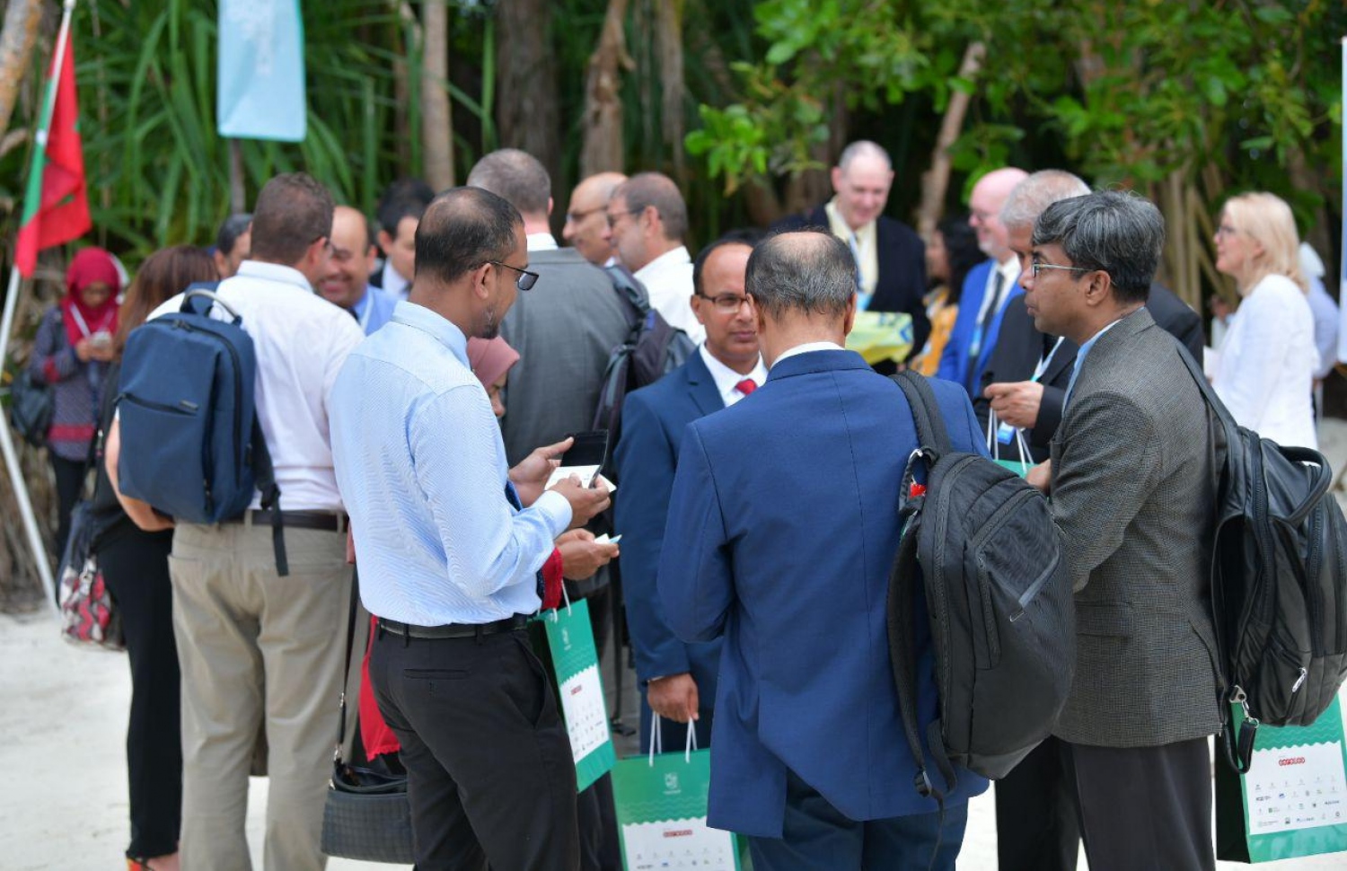 އއ. އުކުޅަސް: އޮގަސްޓްް 26، 2019: އިނގިރޭސިވިލާތުގެ ބްރެޑްފޯޑް ޔުނިވާސިޓީން އިންތިޒާމްކޮށްގެން އއ. އުކުޅަހުގައި ބާއްވާ ސައިންސްވެރިންގެ ބައިނަލްއަގުވާމީ ކޮންފަރެންސާއި އުގައިލް ފައުންޑޭޝަނުން ބާއްވާ ޓެކްފެއާ ހުޅުވުމަށް ބޭއްވި ރަސްމިއްޔާތުގައި ބައިވެރިވެ ވަޑައިގަތުމަށް ސަރުކާރުގެ ބައެއް އިސްވެރިންނާއި ބޭރުގެ ބައެއް ފަރާތްތަކުން އުކުޅަހުގައި.-- ފޮޓޯ: ހުސެން ވަހީދު /މިހާރު