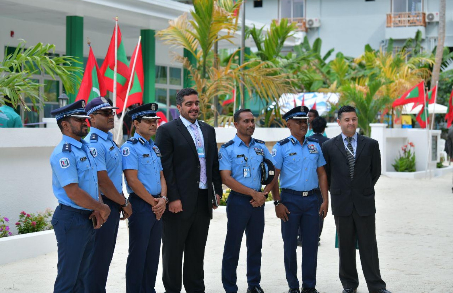 އއ. އުކުޅަސް: އޮގަސްޓްް 26، 2019: އިނގިރޭސިވިލާތުގެ ބްރެޑްފޯޑް ޔުނިވާސިޓީން އިންތިޒާމްކޮށްގެން އއ. އުކުޅަހުގައި ބާއްވާ ސައިންސްވެރިންގެ ބައިނަލްއަގުވާމީ ކޮންފަރެންސާއި އުގައިލް ފައުންޑޭޝަނުން ބާއްވާ ޓެކްފެއާ ހުޅުވުމަށް ބޭއްވި ރަސްމިއްޔާތުގައި ބައިވެރިވެ ވަޑައިގަން ބޭރުގެ ބައެއް ފަރާތްތަކާއެކު ފުލުހުންތަކެއް ފޮޓޯއަކަށް ހުއްޓިގެން.-- ފޮޓޯ: ހުސެން ވަހީދު /މިހާރު