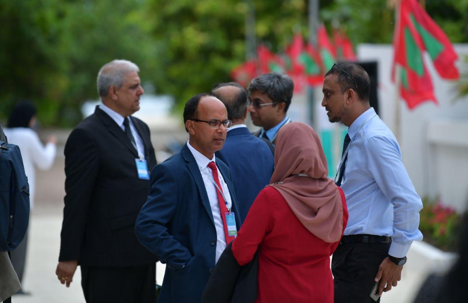 އއ. އުކުޅަސް: އޮގަސްޓްް 26، 2019: އިނގިރޭސިވިލާތުގެ ބްރެޑްފޯޑް ޔުނިވާސިޓީން އިންތިޒާމްކޮށްގެން އއ. އުކުޅަހުގައި ބާއްވާ ސައިންސްވެރިންގެ ބައިނަލްއަގުވާމީ ކޮންފަރެންސާއި އުގައިލް ފައުންޑޭޝަނުން ބާއްވާ ޓެކްފެއާ ހުޅުވުމަށް ބޭއްވި ރަސްމިއްޔާތުގައި ބައިވެރިވެ ވަޑައިގަތުމަށް ސަރުކާރުގެ ބައެއް އިސްވެރިންނާއި ބޭރުގެ ބައެއް ފަރާތްތަކުން އުކުޅަހުގައި.-- ފޮޓޯ: ހުސެން ވަހީދު /މިހާރު