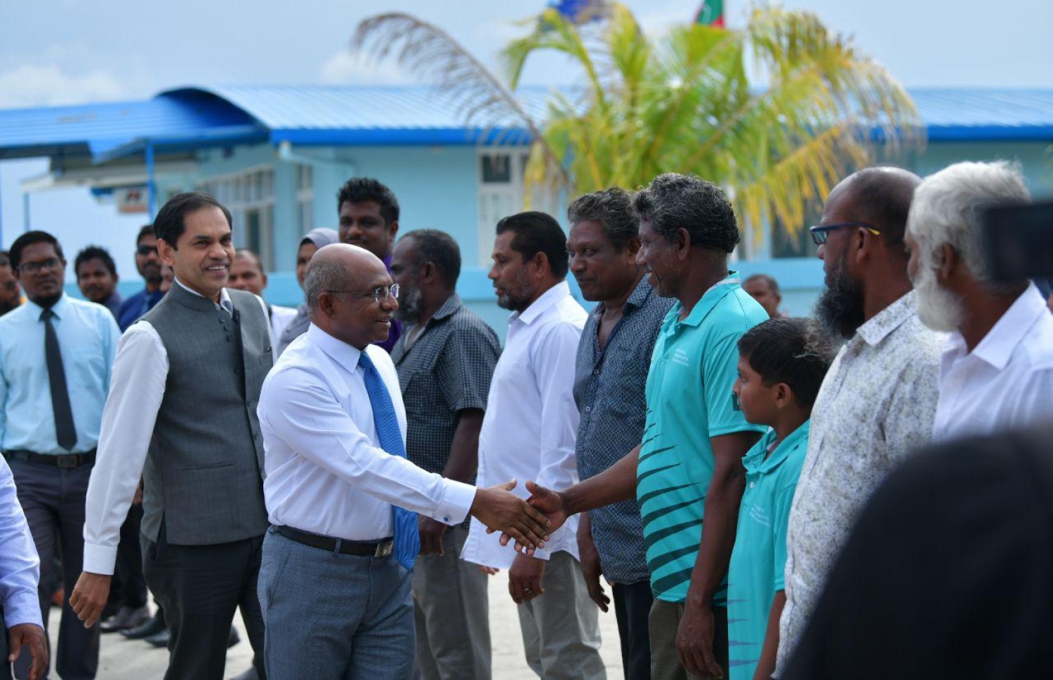 އއ. އުކުޅަސް: އޮގަސްޓްް 26، 2019: އިނގިރޭސިވިލާތުގެ ބްރެޑްފޯޑް ޔުނިވާސިޓީން އިންތިޒާމްކޮށްގެން އއ. އުކުޅަހުގައި ބާއްވާ ސައިންސްވެރިންގެ ބައިނަލްއަގުވާމީ ކޮންފަރެންސާއި އުގައިލް ފައުންޑޭޝަނުން ބާއްވާ ޓެކްފެއާ ހުޅުވުމަށް ބޭއްވި ރަސްމިއްޔާތުގައި ބައިވެރިވެ ވަޑައިގަތުމަށް ސަރުކާރުގެ ބައެއް އިސްވެރިންނާއި ބޭރުގެ ބައެއް ފަރާތްތަކުން އުކުޅަހުގައި.-- ފޮޓޯ: ހުސެން ވަހީދު /މިހާރު