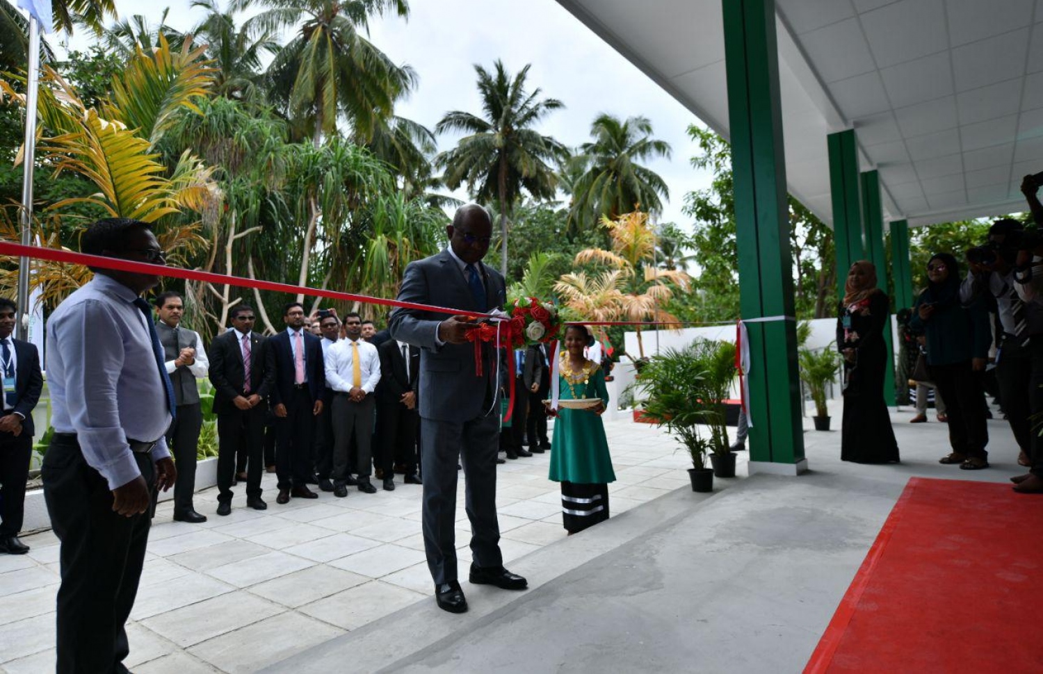 އއ. އުކުޅަސް: އޮގަސްޓްް 26، 2019: އިނގިރޭސިވިލާތުގެ ބްރެޑްފޯޑް ޔުނިވާސިޓީން އިންތިޒާމްކޮށްގެން އއ. އުކުޅަހުގައި ބާއްވާ ސައިންސްވެރިންގެ ބައިނަލްއަގުވާމީ ކޮންފަރެންސާއި އުގައިލް ފައުންޑޭޝަނުން ބާއްވާ ޓެކްފެއާ ހުޅުވުމަށް ބޭއްވި ރަސްމިއްޔާތުގައި އުކުޅަހުގައި ހެދި ކޮންވެންޝަން ސެންޓަރު، ފޮރިން މިނިސްޓަރު އަބްދުﷲ ޝާހިދު ހުޅުވައި ދެއްވަނީ.-- ފޮޓޯ: ހުސެން ވަހީދު /މިހާރު