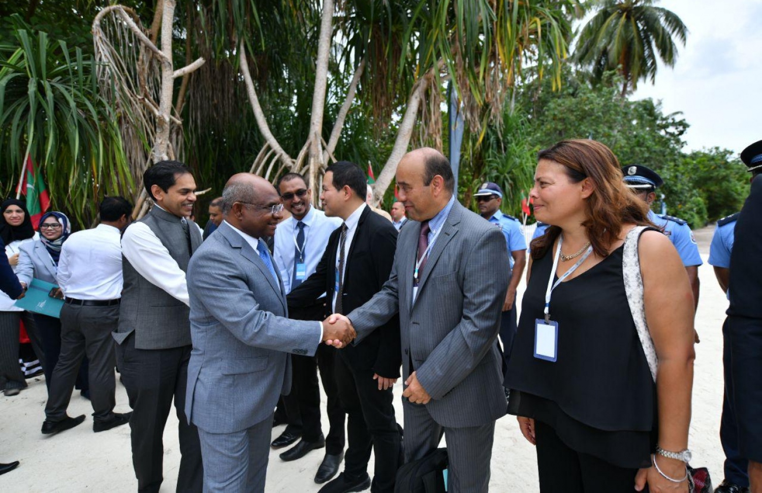 އއ. އުކުޅަސް: އޮގަސްޓްް 26، 2019: އިނގިރޭސިވިލާތުގެ ބްރެޑްފޯޑް ޔުނިވާސިޓީން އިންތިޒާމްކޮށްގެން އއ. އުކުޅަހުގައި ބާއްވާ ސައިންސްވެރިންގެ ބައިނަލްއަގުވާމީ ކޮންފަރެންސާއި އުގައިލް ފައުންޑޭޝަނުން ބާއްވާ ޓެކްފެއާ ހުޅުވުމަށް ބޭއްވި ރަސްމިއްޔާތުގައި ބައިވެރިވެ ވަޑައިގަތުމަށް ފޮރިން މިނިސްޓަރު އަބްދުﷲ ޝާހިދު އުކުޅަހުގައި.-- ފޮޓޯ: ހުސެން ވަހީދު /މިހާރު