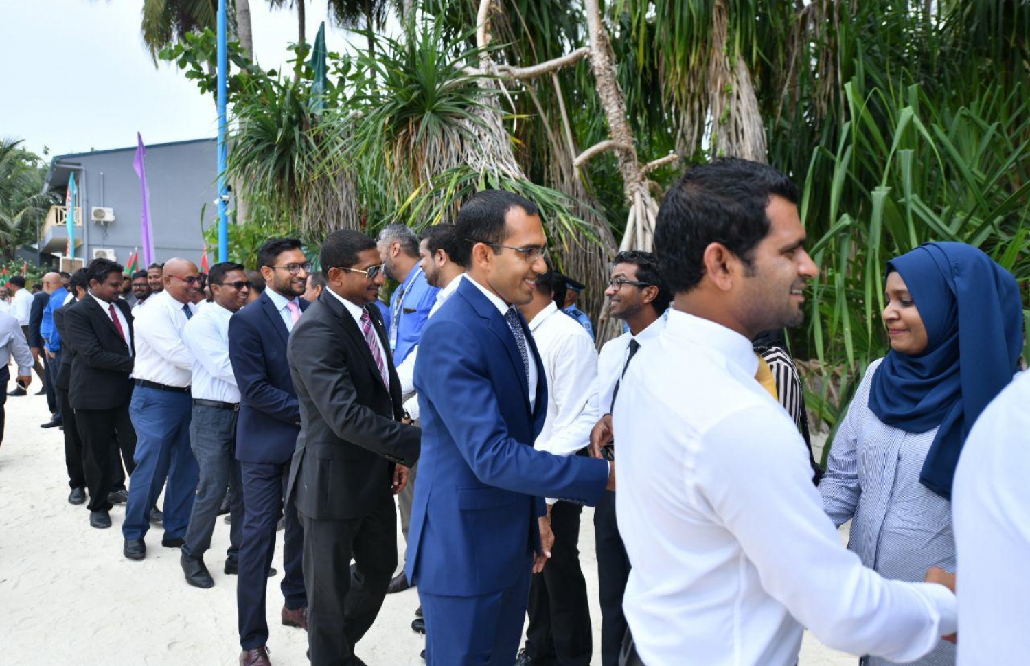 އއ. އުކުޅަސް: އޮގަސްޓްް 26، 2019: އިނގިރޭސިވިލާތުގެ ބްރެޑްފޯޑް ޔުނިވާސިޓީން އިންތިޒާމްކޮށްގެން އއ. އުކުޅަހުގައި ބާއްވާ ސައިންސްވެރިންގެ ބައިނަލްއަގުވާމީ ކޮންފަރެންސާއި އުގައިލް ފައުންޑޭޝަނުން ބާއްވާ ޓެކްފެއާ ހުޅުވުމަށް ބޭއްވި ރަސްމިއްޔާތުގައި ބައިވެރިވެ ވަޑައިގަތުމަށް ބައެއް ވަޒީރުންނާއި ސަރުކާރުގެ އިސް ބޭފުޅުން އުކުޅަހުގައި.-- ފޮޓޯ: ހުސެން ވަހީދު /މިހާރު