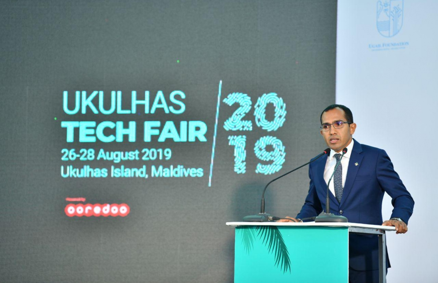 އއ. އުކުޅަސް: އޮގަސްޓްް 26، 2019: އިނގިރޭސިވިލާތުގެ ބްރެޑްފޯޑް ޔުނިވާސިޓީން އިންތިޒާމްކޮށްގެން އއ. އުކުޅަހުގައި ބާއްވާ ސައިންސްވެރިންގެ ބައިނަލްއަގުވާމީ ކޮންފަރެންސާއި އުގައިލް ފައުންޑޭޝަނުން ބާއްވާ ޓެކްފެއާ ހުޅުވުމަށް ބޭއްވި ރަސްމިއްޔާތުގައި ކޮމިއުނިކޭޝަން މިނިސްޓަރު މަލީހު ޖަމާލް ވާހަކަ ދައްކަވަނީ.-- ފޮޓޯ: ހުސެން ވަހީދު /މިހާރު