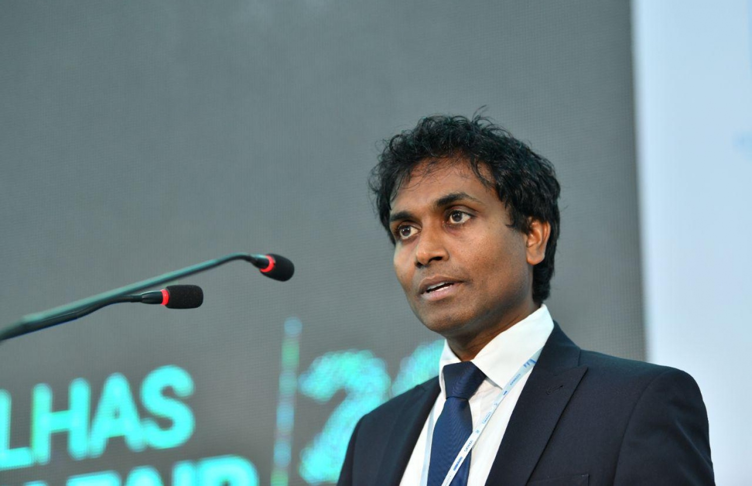 އއ. އުކުޅަސް: އޮގަސްޓްް 26، 2019: އިނގިރޭސިވިލާތުގެ ބްރެޑްފޯޑް ޔުނިވާސިޓީން އިންތިޒާމްކޮށްގެން އއ. އުކުޅަހުގައި ބާއްވާ ސައިންސްވެރިންގެ ބައިނަލްއަގުވާމީ ކޮންފަރެންސާއި އުގައިލް ފައުންޑޭޝަނުން ބާއްވާ ޓެކްފެއާ ހުޅުވުމަށް ބޭއްވި ރަސްމިއްޔާތުގައި ޕްރޮފެސަރު ހަސަން އުގައިލް ވާހަކަ ދައްކަވަނީ.-- ފޮޓޯ: ހުސެން ވަހީދު /މިހާރު