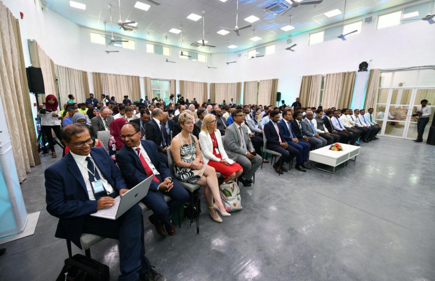 އއ. އުކުޅަސް: އޮގަސްޓްް 26، 2019: އިނގިރޭސިވިލާތުގެ ބްރެޑްފޯޑް ޔުނިވާސިޓީން އިންތިޒާމްކޮށްގެން އއ. އުކުޅަހުގައި ބާއްވާ ސައިންސްވެރިންގެ ބައިނަލްއަގުވާމީ ކޮންފަރެންސާއި އުގައިލް ފައުންޑޭޝަނުން ބާއްވާ ޓެކްފެއާ ހުޅުވުމަށް ބޭއްވި ރަސްމިއްޔާތުގެ ތެރެއިން.-- ފޮޓޯ: ހުސެން ވަހީދު /މިހާރު