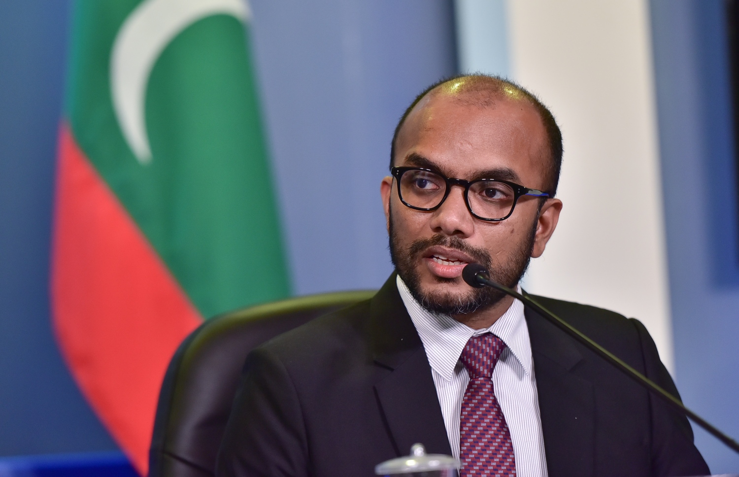 ފިނޭންސް މިނިސްޓަރު އިބްރާހިމް އަމީރު މިއަދު ބޭއްވި ނޫސްވެރިންގެ ބައްދަލުވުމުގައި ވާހަކަދައްކަވަނީ--ފޮޓޯ: އިމްރާހިމް އަމީރު