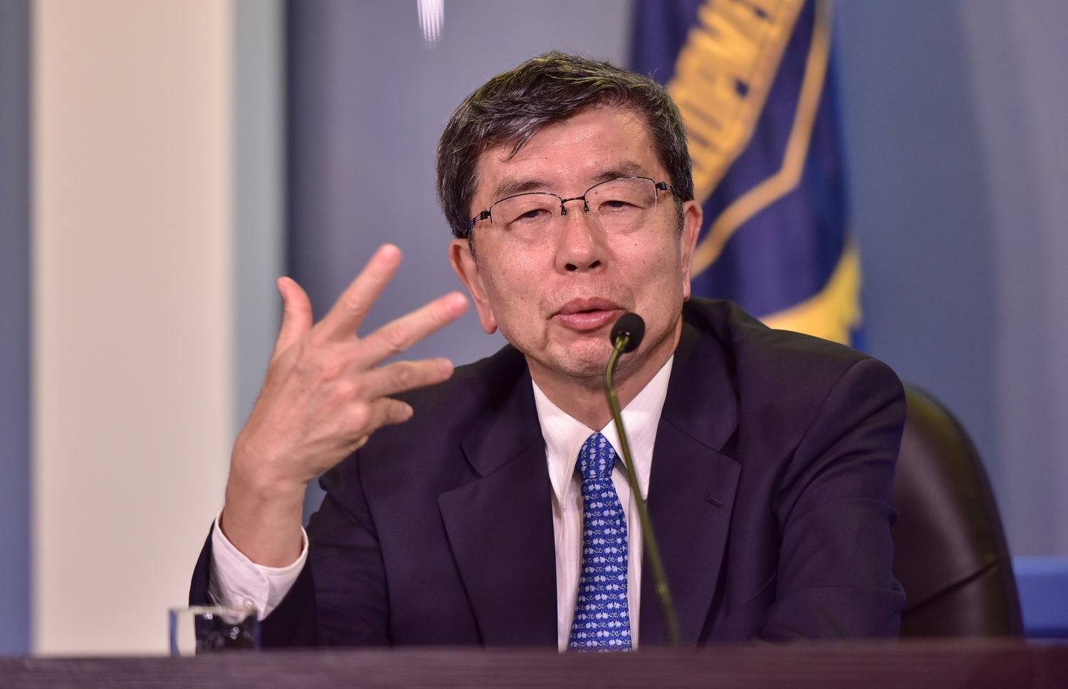 އޭޑީބީގެ ރައީސް ޓަކެހީކޯ ނަކާއޯ ނޫސްވެރިންނާ ވާހަކަ ދައްކަވަނީ. --ފޮޓޯ:ނިޝާން އަލީ/މިހާރު