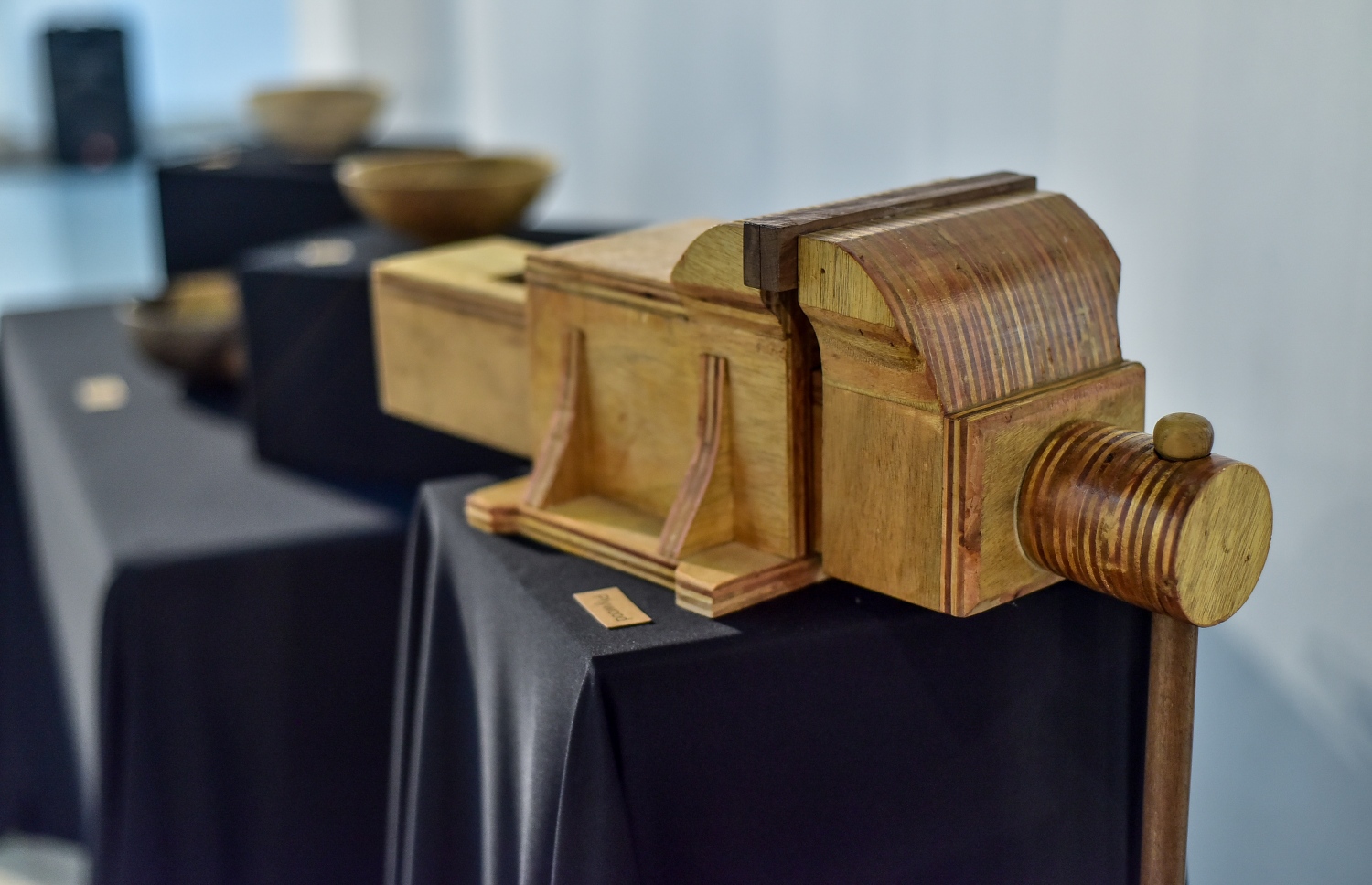 މާލެ: އޮގަސްޓް 26، 2019: އަޒްމީގެ ހުނަރު ދައްކާލުމަށް އާޓު ގެެލެރީގައި ފެށި އެގްޒިބިޝަނުގައި ލަކުޑިން ހަދާފައިވާ އެއްޗެއް.-- ފޮޓޯތައް: ނިޝާން އަލީ /މިހާރު