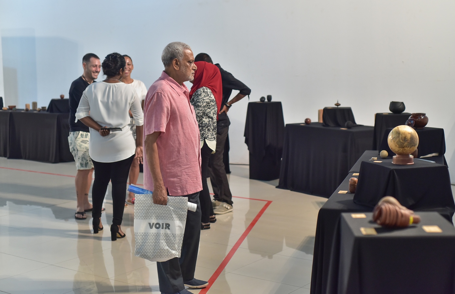 މާލެ: އޮގަސްޓް 26، 2019: އަޒްމީގެ ހުނަރު ދައްކާލުމަށް އާޓު ގެެލެރީގައި ފެށި އެގްޒިބިޝަނުގައި ބަޔަކު ބައިވެރިވަނީ.-- ފޮޓޯތައް: ނިޝާން އަލީ /މިހާރު