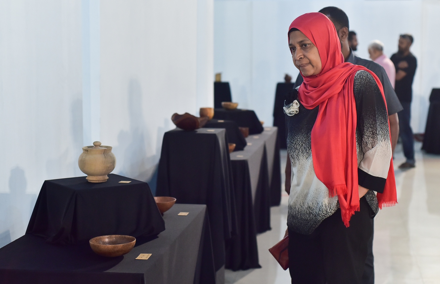 މާލެ: އޮގަސްޓް 26، 2019: އަޒްމީގެ ހުނަރު ދައްކާލުމަށް އާޓު ގެެލެރީގައި ފެށި އެގްޒިބިޝަނުގައި ބަޔަކު ބައިވެރިވަނީ.-- ފޮޓޯތައް: ނިޝާން އަލީ /މިހާރު