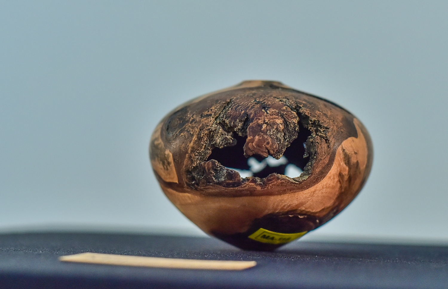 މާލެ: އޮގަސްޓް 26، 2019: އަޒްމީގެ ހުނަރު ދައްކާލުމަށް އާޓު ގެެލެރީގައި ފެށި އެގްޒިބިޝަނުގައި ލަކުޑިން ހަދާފައިވާ އެއްޗެއް.-- ފޮޓޯތައް: ނިޝާން އަލީ /މިހާރު