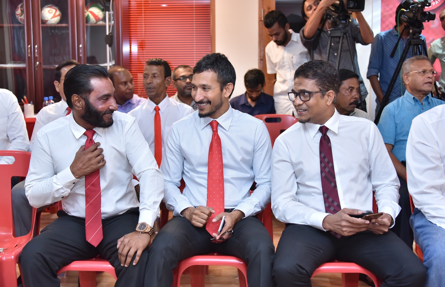 ޖުމްހޫރީ ޕާޓީއާ އަލަށް ގުޅިވަޑައިގެންނެވި  މަޖިލީހުގެ ކުރީގެ މެންބަރުން ކަމަށްވާ (ކ-ވ) އަހްމަދު ނިހާން، އިބްރާހިމް ފަލާހް އަދި އަހްމަދު އައްސަދު މިރޭގެ ހަފްލާގައި. -- ފޮޓޯ: ނިޝާން އަލީ/މިހާރު