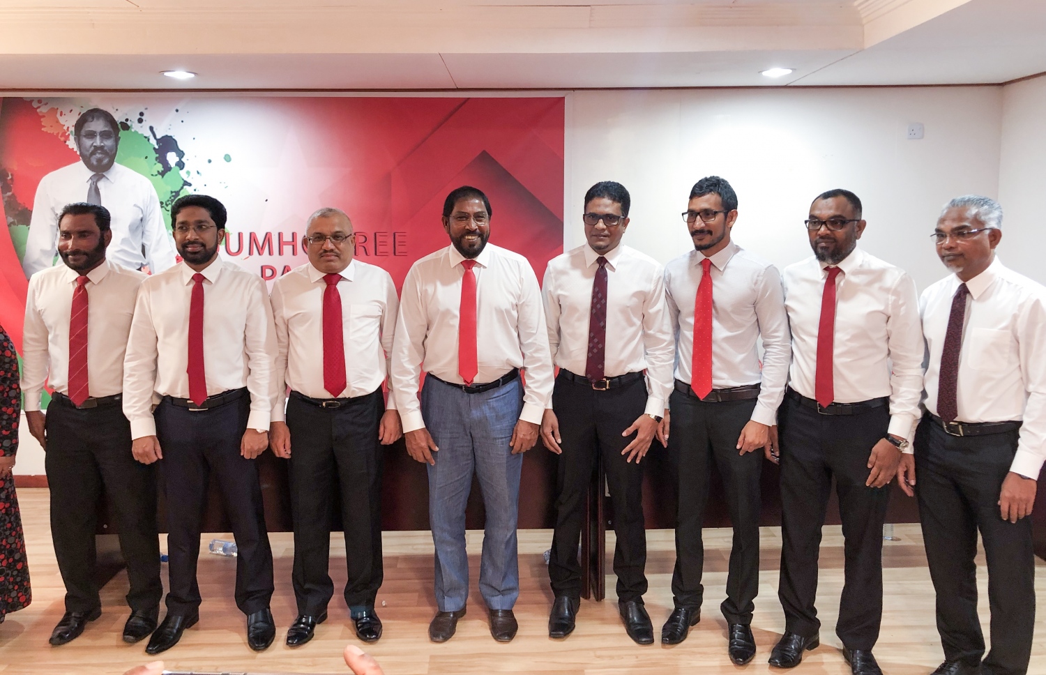 ޖުމްހޫރީ ޕާޓީއާ އަލަށް ގުޅިވަޑައިގެންނެވި ބޭފުޅުންނާ އެކު އެ ޕާޓީގެ ލީޑަރު ގާސިމް އިބްރާހިމް (ކ-5) ފޮޓޯއަކަށް ހުއްޓިވަޑައިގެން. -- ފޮޓޯ: ނިޝާން އަލީ/މިހާރު