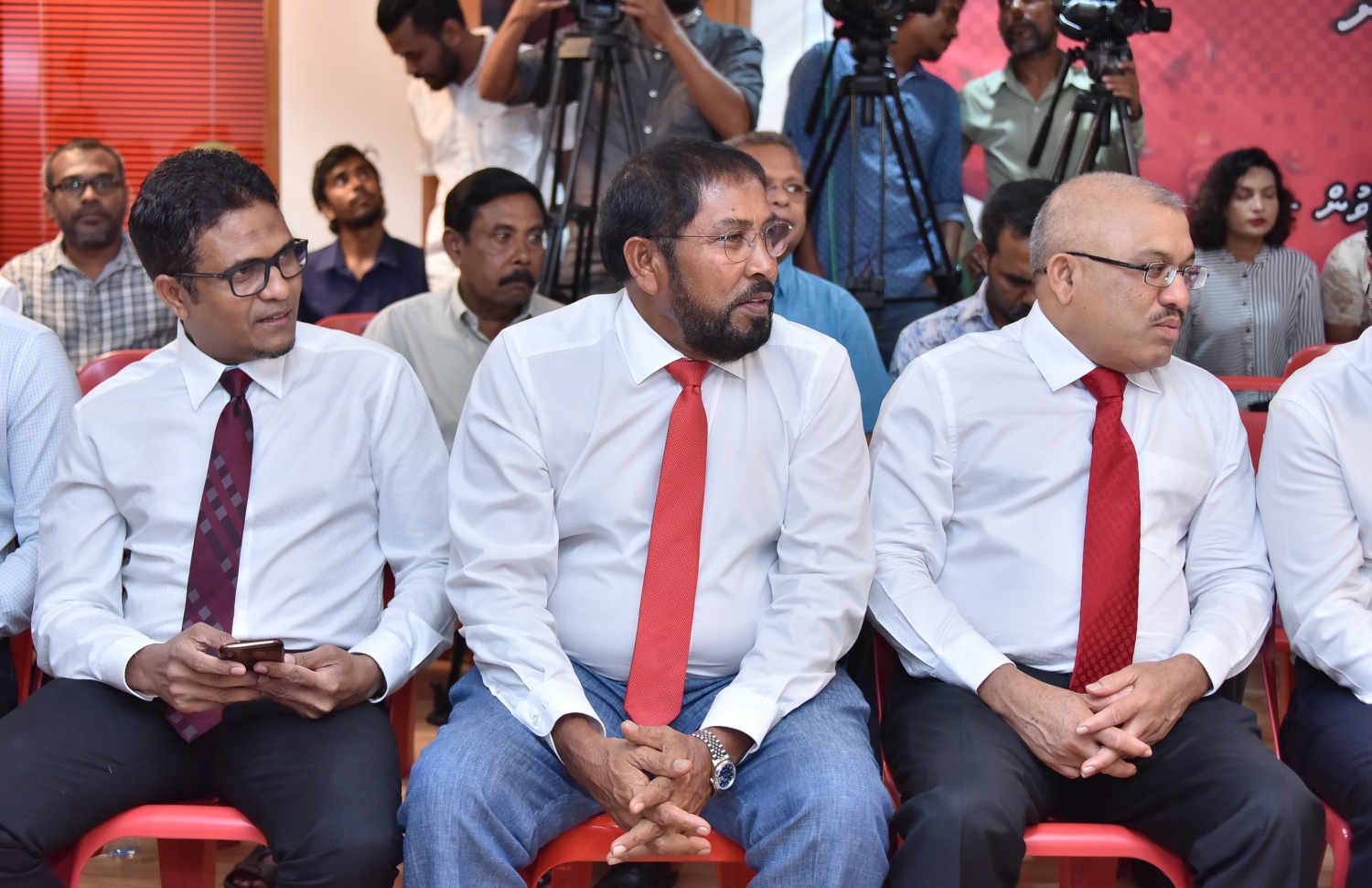 ކުރީގެ ނައިބު ރައީސް ޖިހާދު އާއި ކުރީގެ މަޖިލިސް މެމްބަރުންތަކެއް ޖުމްހޫރީ ޕާޓީއަށް ގުޅިވަޑައިގަތުމަށް ބޭއްވި ހަފްލާގެ ތެރެއިން-- ފޮޓޯ: ނިޝާން އަލީ/މިހާރު