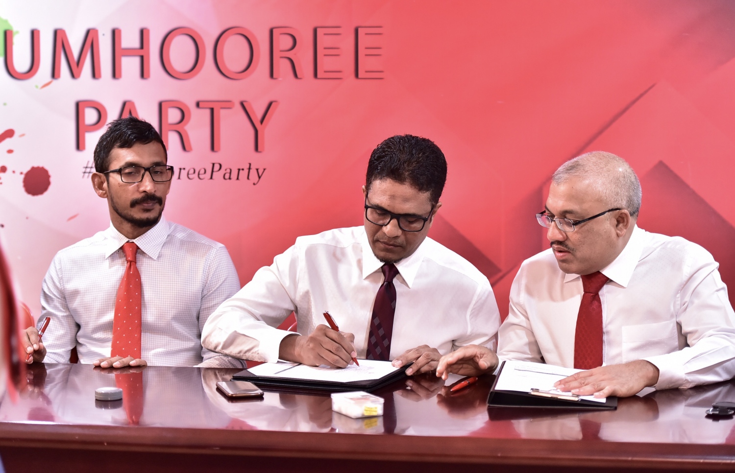 ކުރީގެ ނައިބު ރައީސް ޖިހާދު އާއި ކުރީގެ މަޖިލިސް މެމްބަރު ނިހާން، އަދި ފަލާހް ޖުމްހޫރީ ޕާޓީއަށް ސޮއިކުރައްވަނީ-- ފޮޓޯ: ނިޝާން އަލީ/މިހާރު