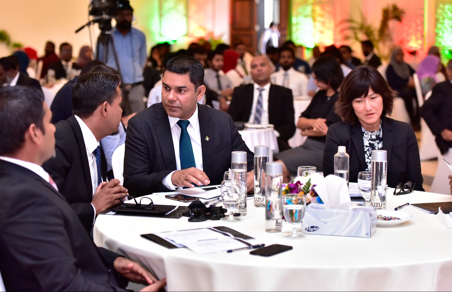 އޮޑިޓާ ޖެނެރަލް ހަސަން ޒިޔަތާއި ކިނބިދޫ ދާއިރާގެ މެންބަރު މުހައްމަދު ނާޝިޒް--ފޮޓޯ:ނިޝާން އަލީ/މިހާރު