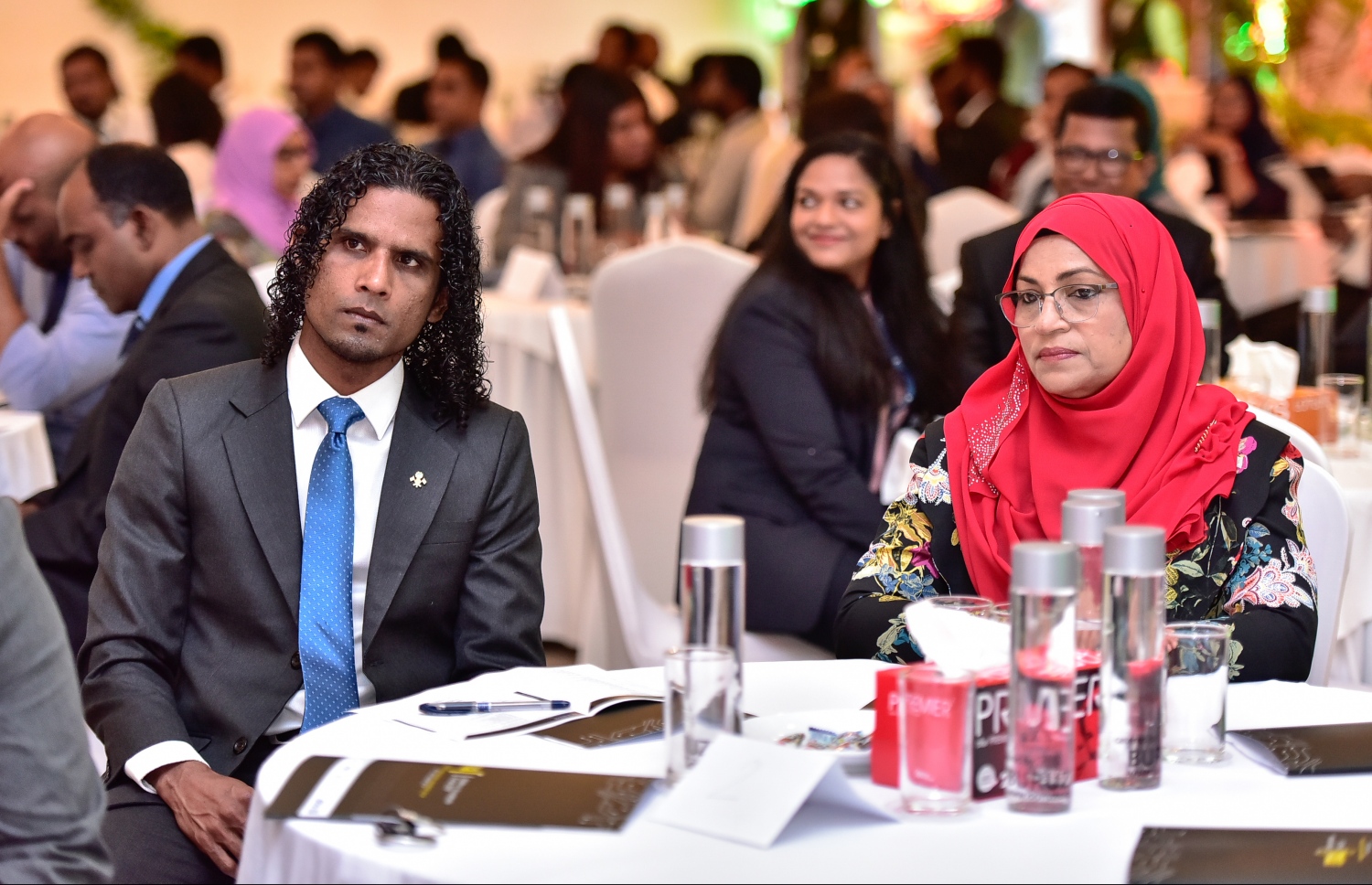 އެމްއެމްއޭގެ ޑެޕިއުޓީ ގަވަރުނަރު އައިޝަތު ޒާހިރާ އާއި ދާންދޫ ދާއިރާގެ މެންބަރު ޔައުގޫބް އަބްދުﷲ ފޯރަމްގައި ބައިވެރިވެ ވަޑައިގަންނަވަނީ. --ފޮޓޯ:ނިޝާން އަލީ/މިހާރު
