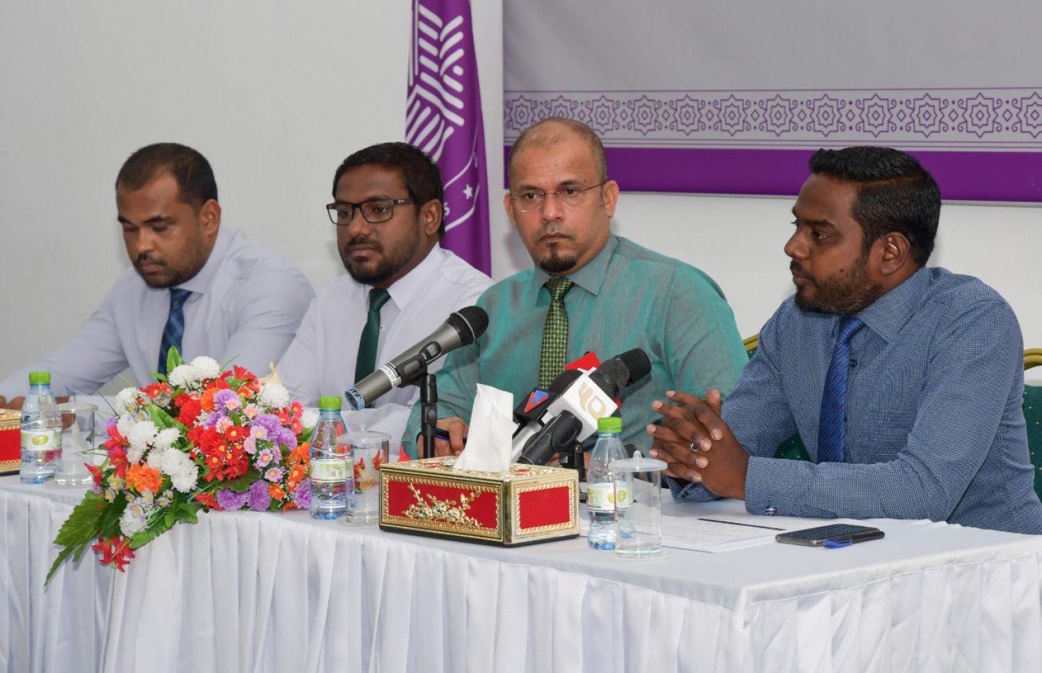 އީސީން މިއަދު ބޭއްވި ނޫސްވެރިންގެ ބައްދަލުވުމުގައި އެ ކޮމިޝަންގެ މެމްބަރުން ބައިވެރިވެވަޑައިގަންނަވަނީ.- ފޮޓޯ: އިލެކްޝަންސް ކޮމިޝަން