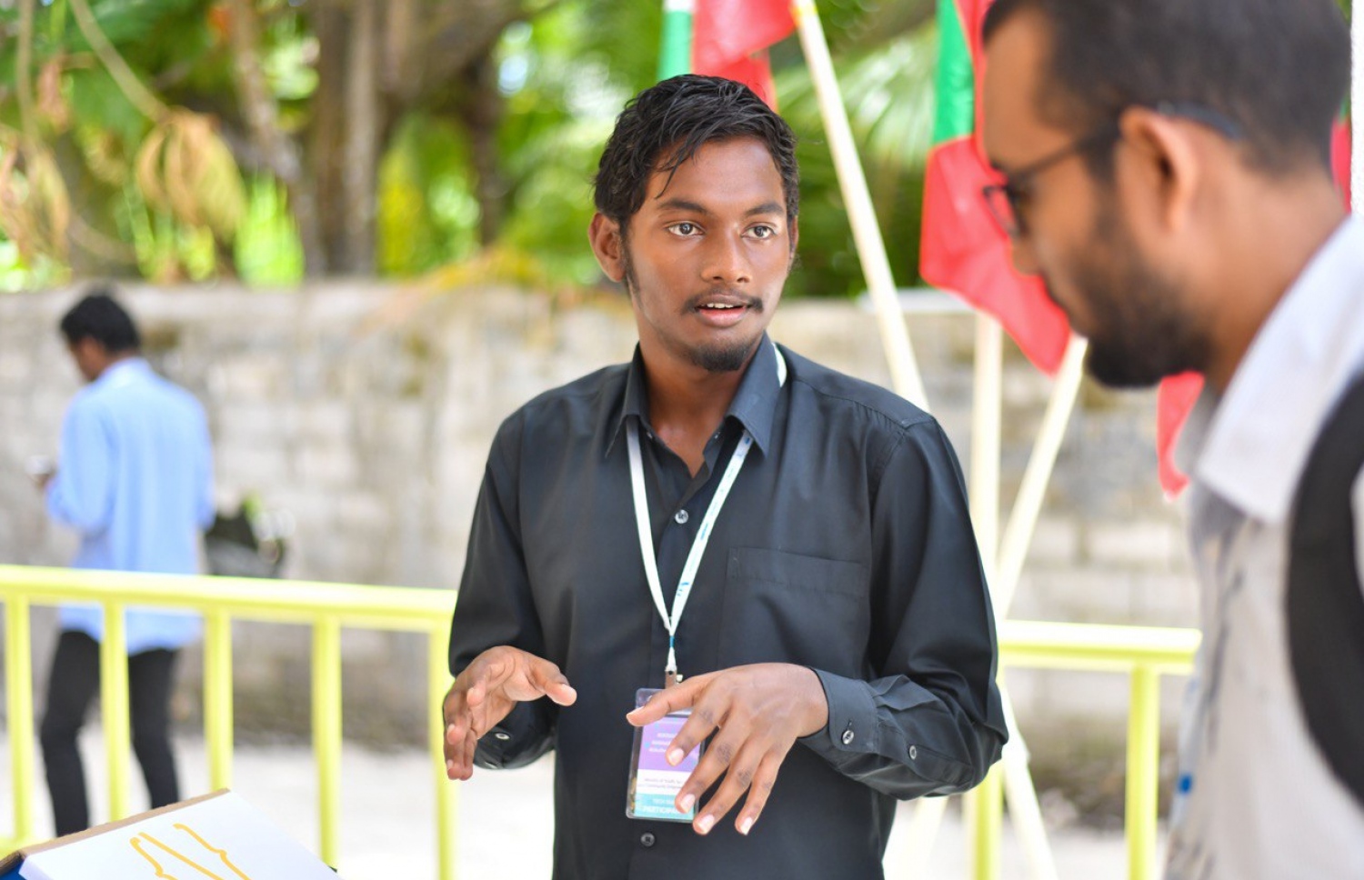 ހިޝާމް، އޭނާ އާއި އެކުވެރި އެހެން ދަރިވަރުންގެ މަސައްކަތް ކިޔައިދެނީ --މިހާރު ފޮޓޯ/ހުސެން ވަހީދު