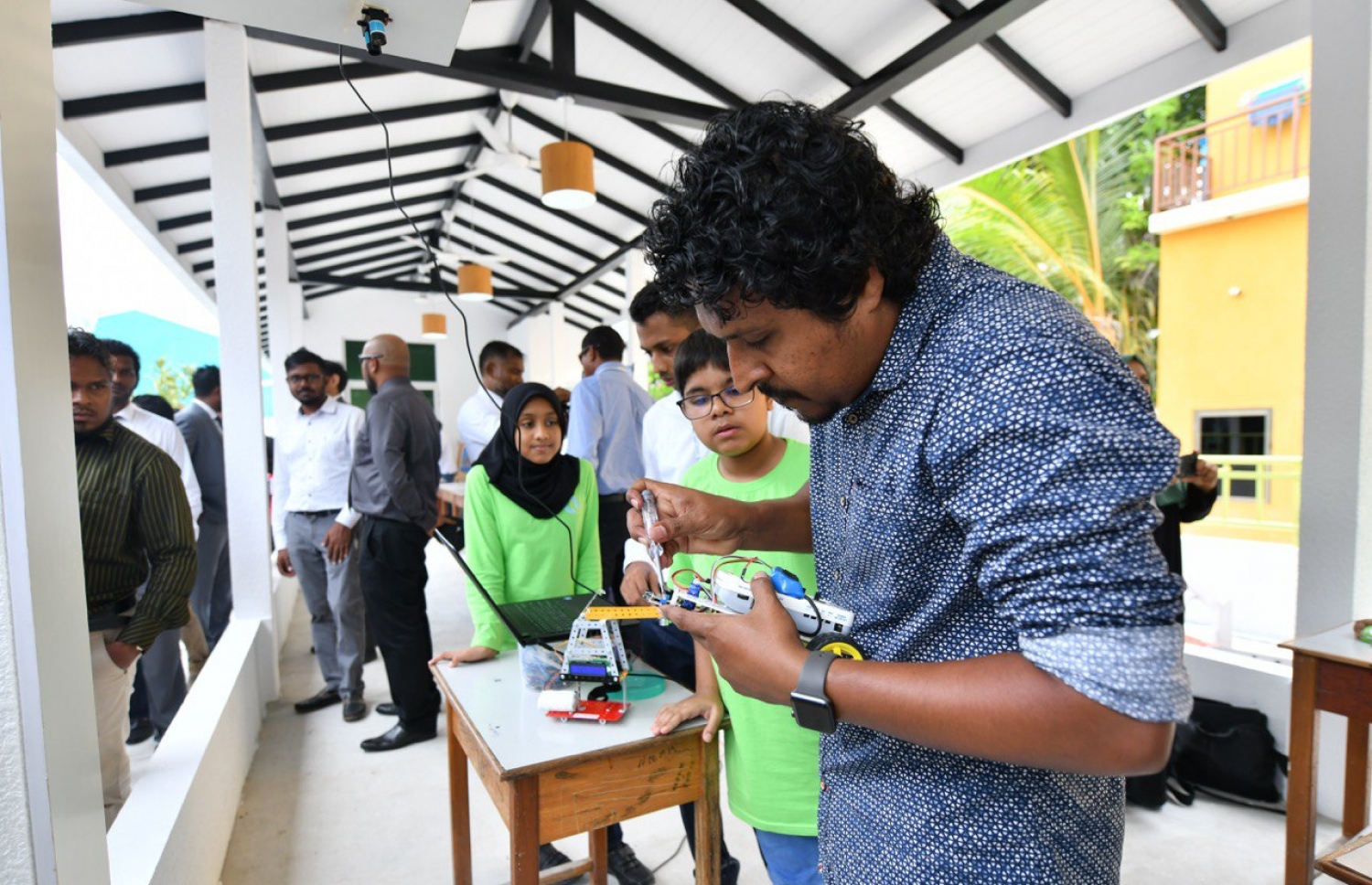 ފޯލޫޕްގެ ފައުންޑާ އިސްމާއިލް ރިޔާޒް އުކުޅަސް ޓެކް ފެއާގައި ދަރިވަރުންނަށް އެހީތެެރިވަނީ --ފޮޓޯ:ހުސައިން ވަހީދު/މިހާރު