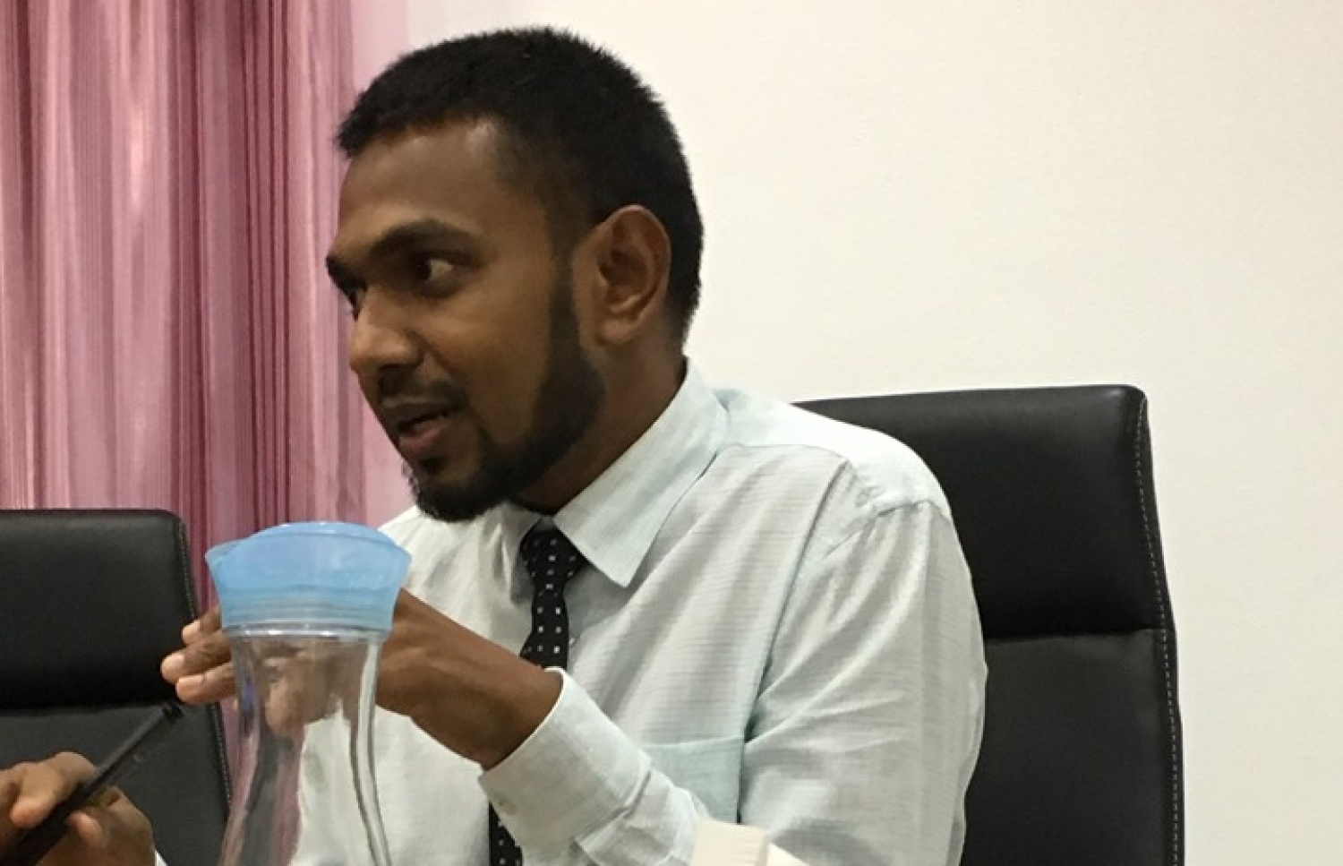 އެޗްއާރްއެޗް ހިންގެވުމާ ހަވާލުވެ ހުންނެވި ސާތު.