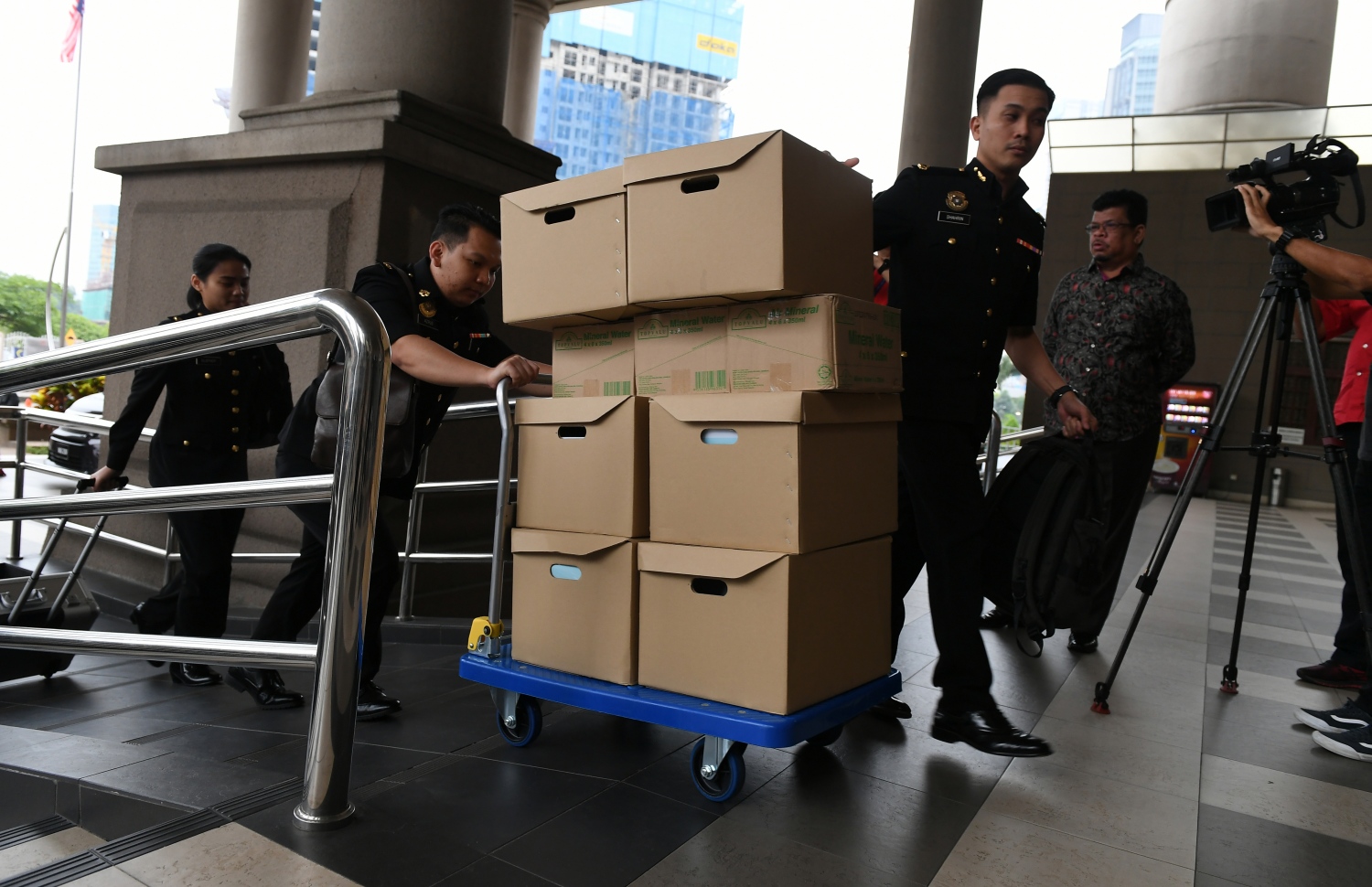 މެލޭޝިއާގެ ކުރީގެ ބޮޑު ވަޒީރު ނަޖީބު ރައްޒާގުގެ ކޮރަޕްޝަނުގެ މައްސަލައާ ގުޅޭ ހެކީގެ ލިޔުންތައް މިއަދު ކޯޓަށް ގެންދަނީ. --ފޮޓޯ:އޭއެފްޕީ