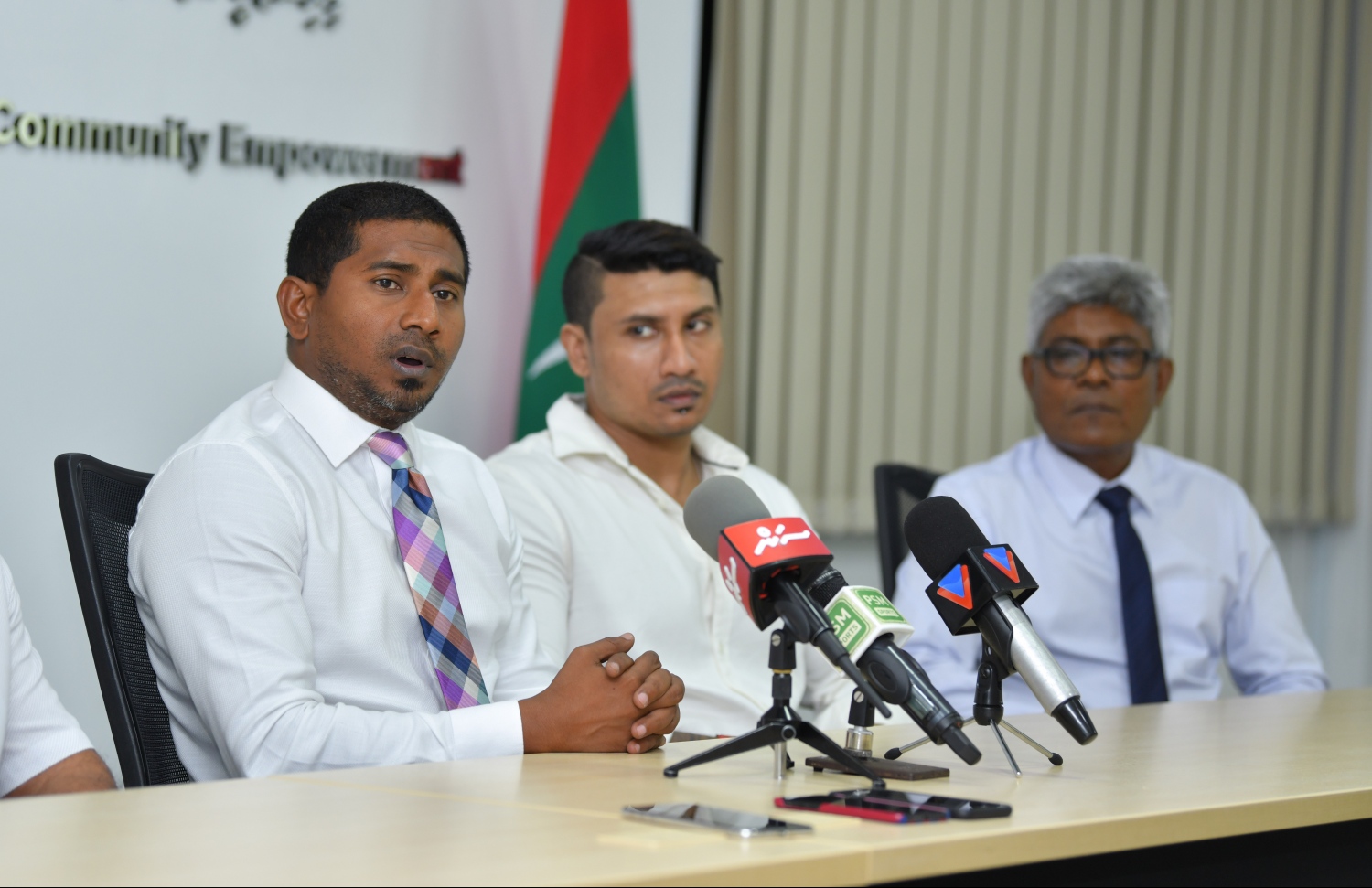 ސްޕޯޓްސް މިނިސްޓްރީގައި މިއަދު ބޭއްވި ބައްދަލުވުމުގައި ސްޕޯޓްސް މިނިސްޓަރު މަހުލޫފް (ވ) އާއި ސްޕޯޓްސް ކޮމިޝަނަރު ހީނާ (ކ) އަދި ބޮޑީބިލްޑިން ޓީމުގެ ކޯޗު އަނުރާގް. -- ފޮޓޯ: ހުސެއިން ވަހީދު/ މިހާރު