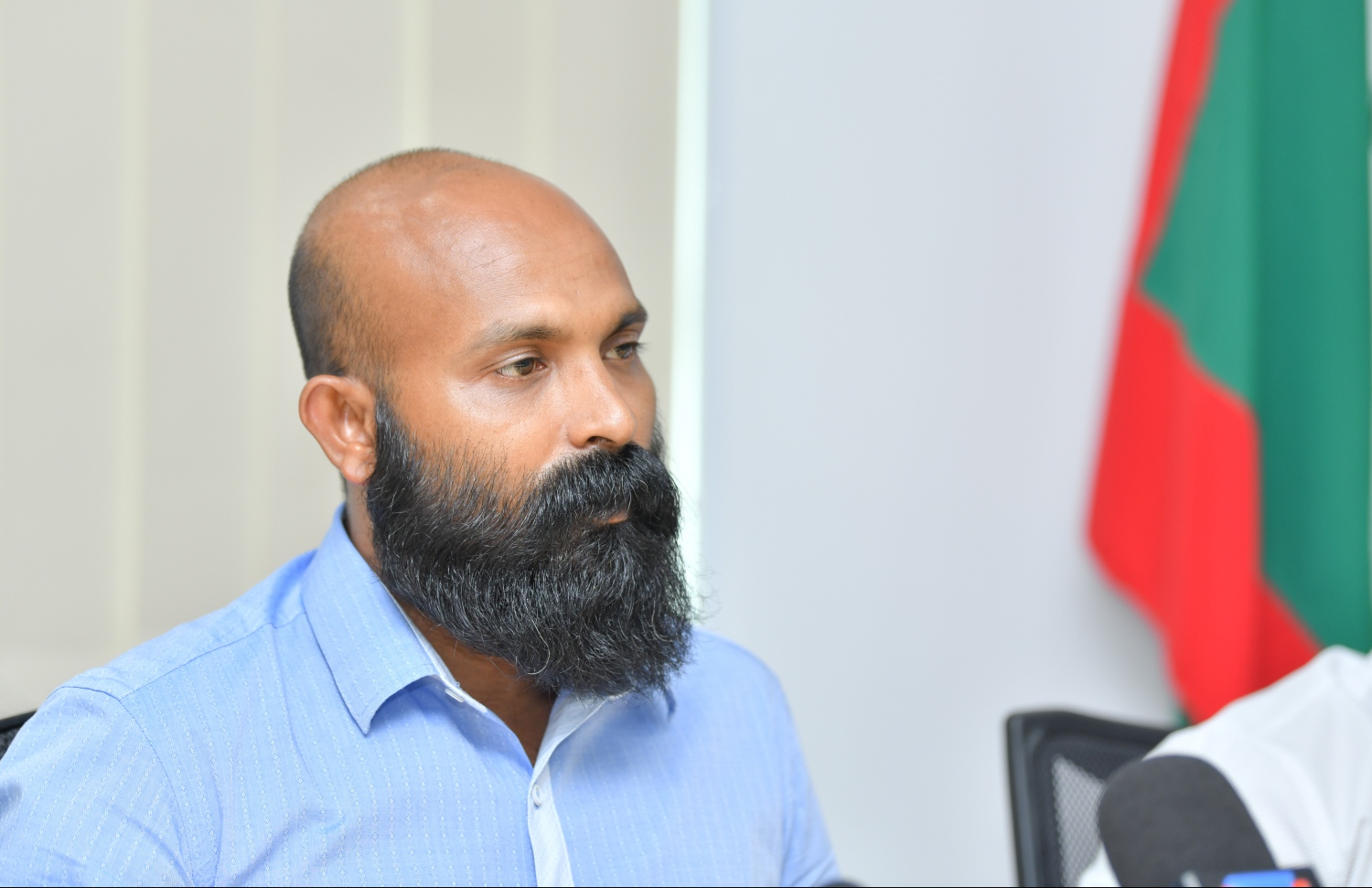 ބީބީއޭއެމްގެ ނައިބު ރައީސް ރިފާއު ނޫސްވެރިންގެ ބައްދަލުވުމުގެ ތެރެއިން ވާހަކަ ދައްކަނީ. -- ފޮޓޯ: ހުސެއިން ވަހީދު/ މިހާރު