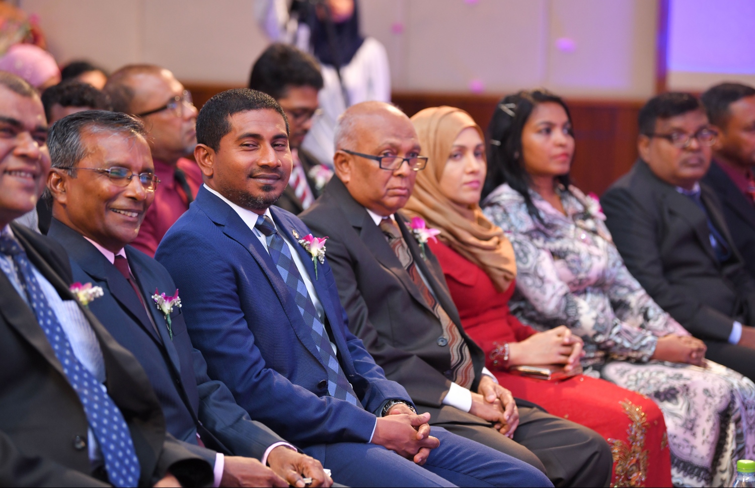 މާލެ: އޮގަސްޓް 28، 2019: ވިލާ އިންޓަނޭޝަނަލް ހައި ސްކޫލުގައި ބޭއްވި އެ ސްކޫލުގެ އިނާމުދިނުމުގެ ޖަލްސާގައި، ޔޫތު މިނިސްޓަރު އަހުމަދު މަހުލޫފު ބައިވެރިވެ ވަޑައިގަންނަވަނީ.-- ފޮޓޯ: ހުސެން ވަހީދު /މިހާރު