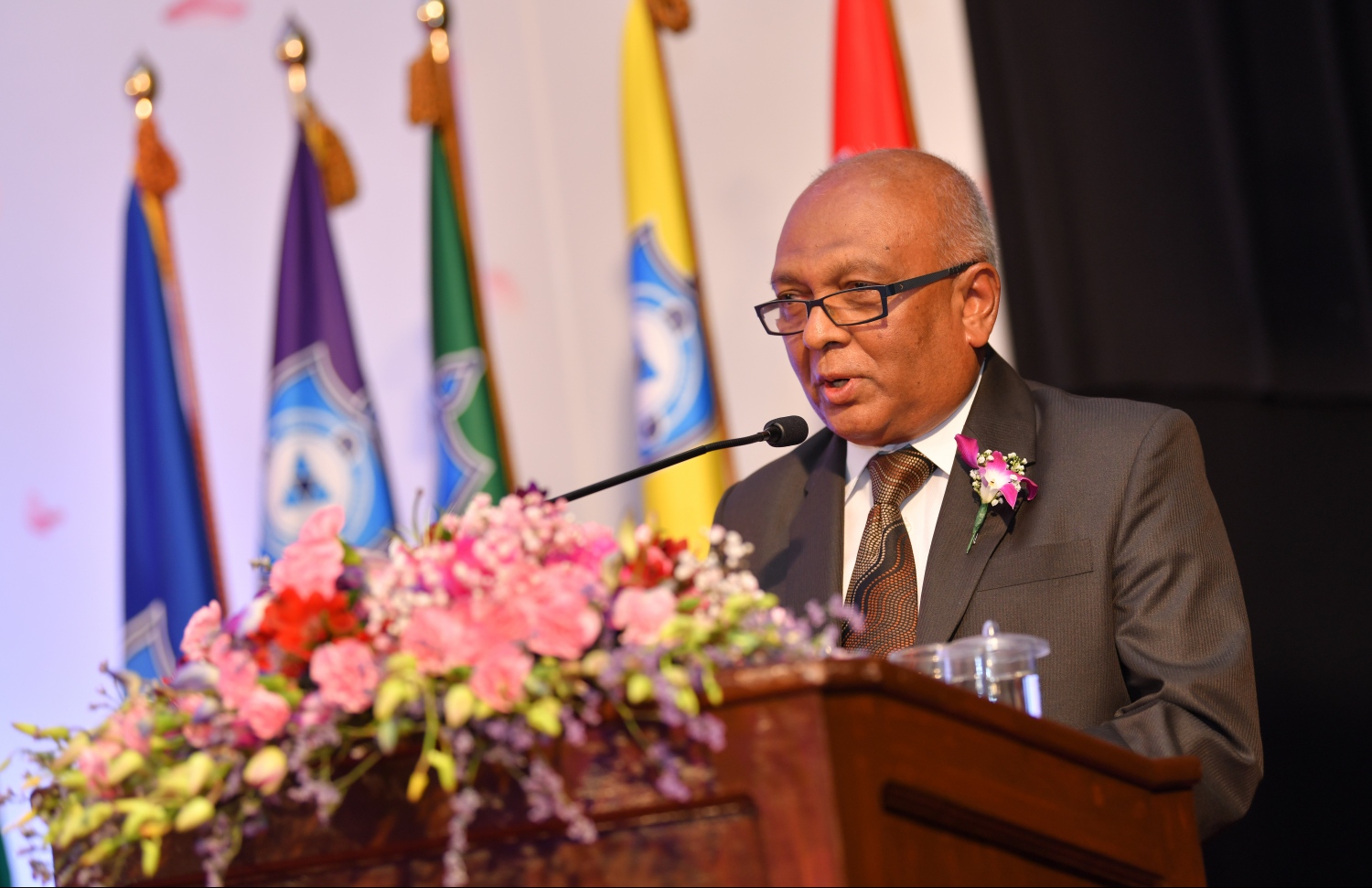 މާލެ: އޮގަސްޓް 28، 2019: ވިލާ އިންޓަނޭޝަނަލް ހައި ސްކޫލުގައި ބޭއްވި އެ ސްކޫލުގެ އިނާމުދިނުމުގެ ޖަލްސާގައި، ވިލާ ކޮލެޖުގެ ރެކްޓާ ޑރ. އަންވަރް ވާހަކަ ދައްކަވަނީ.-- ފޮޓޯ: ހުސެން ވަހީދު /މިހާރު