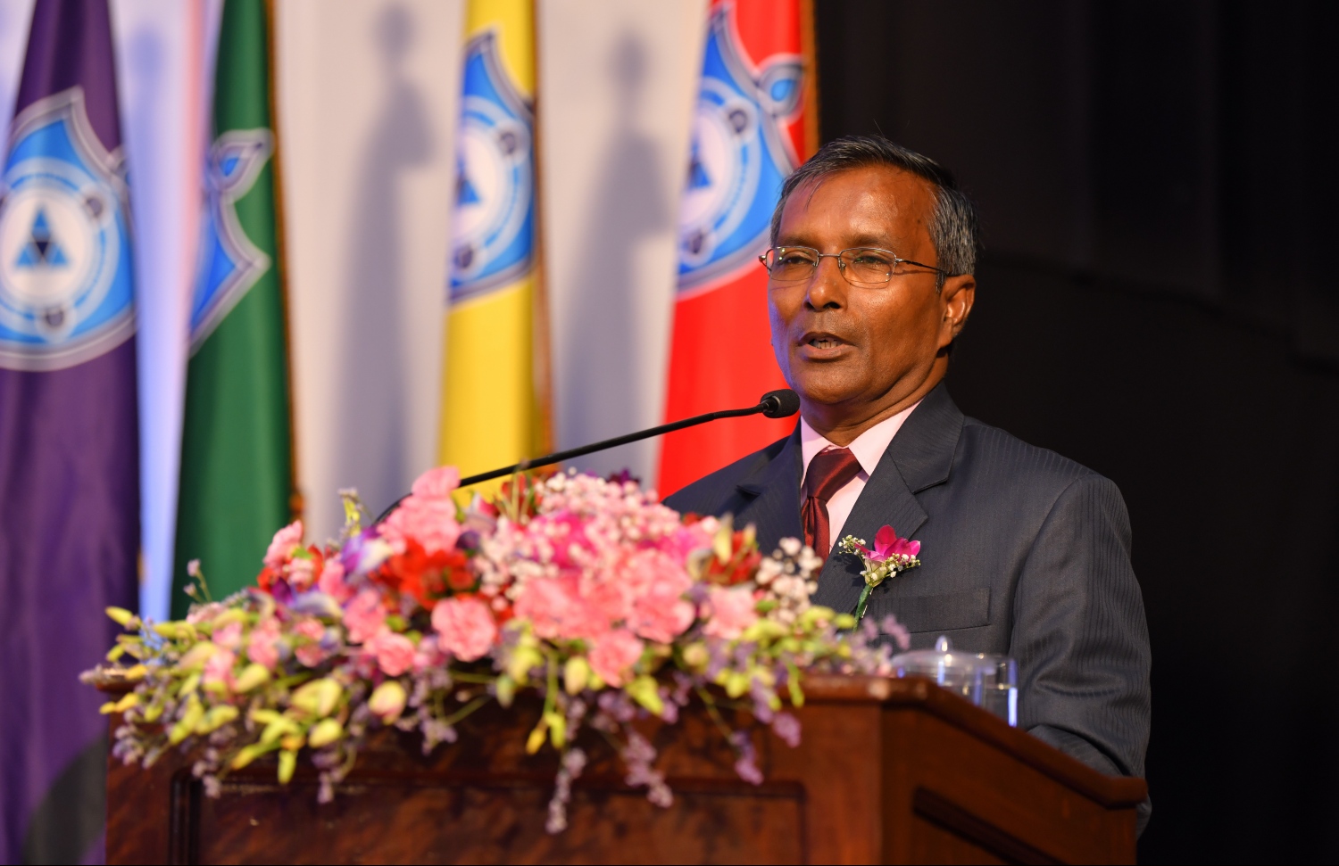 ވިލާ އިންޓަނޭޝަނަލް ހައި ސްކޫލުން މިދިޔަ އަހަރުގެ އިނާމު ދިނުމުގެ ޖަލްސާގައި، އެ ސްކޫލުގެ ޕްރިންސިޕަލް ސައީދު ވާހަކަދައްކަވަނީ.- ފޮޓޯ: ހުސެއިން ވަހީދު/ މިހާރު