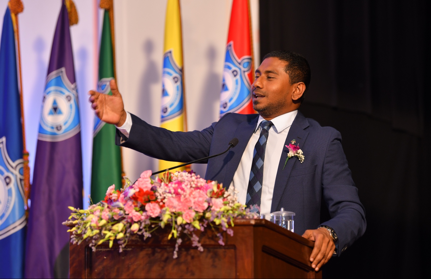 މާލެ: އޮގަސްޓް 28، 2019: ވިލާ އިންޓަނޭޝަނަލް ހައި ސްކޫލުގައި ބޭއްވި އެ ސްކޫލުގެ އިނާމުދިނުމުގެ ޖަލްސާގައި ޔޫތު މިނިސްޓަރު އަހުމަދު މަހުލޫފު ވާހަކަ ދައްކަވަނީ.-- ފޮޓޯ: ހުސެން ވަހީދު /މިހާރު